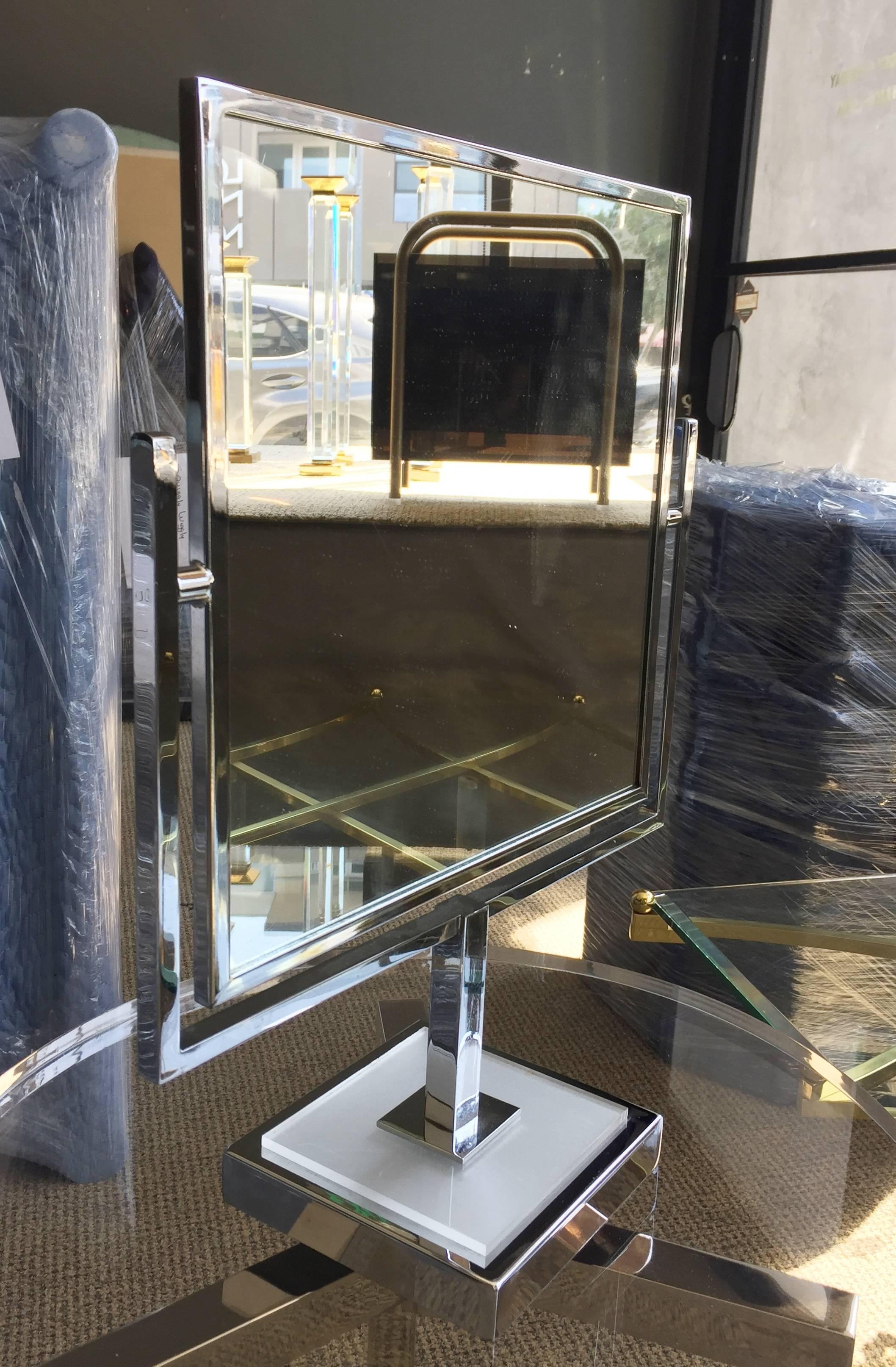 Stunning vintage table or vanity mirror in Lucite and polished chrome by Charles Hollis Jones designed and manufactured in the late 1970s.
This mirror is double-sided and it is perfect to be used at a makeup store or dressing room.
The piece is in