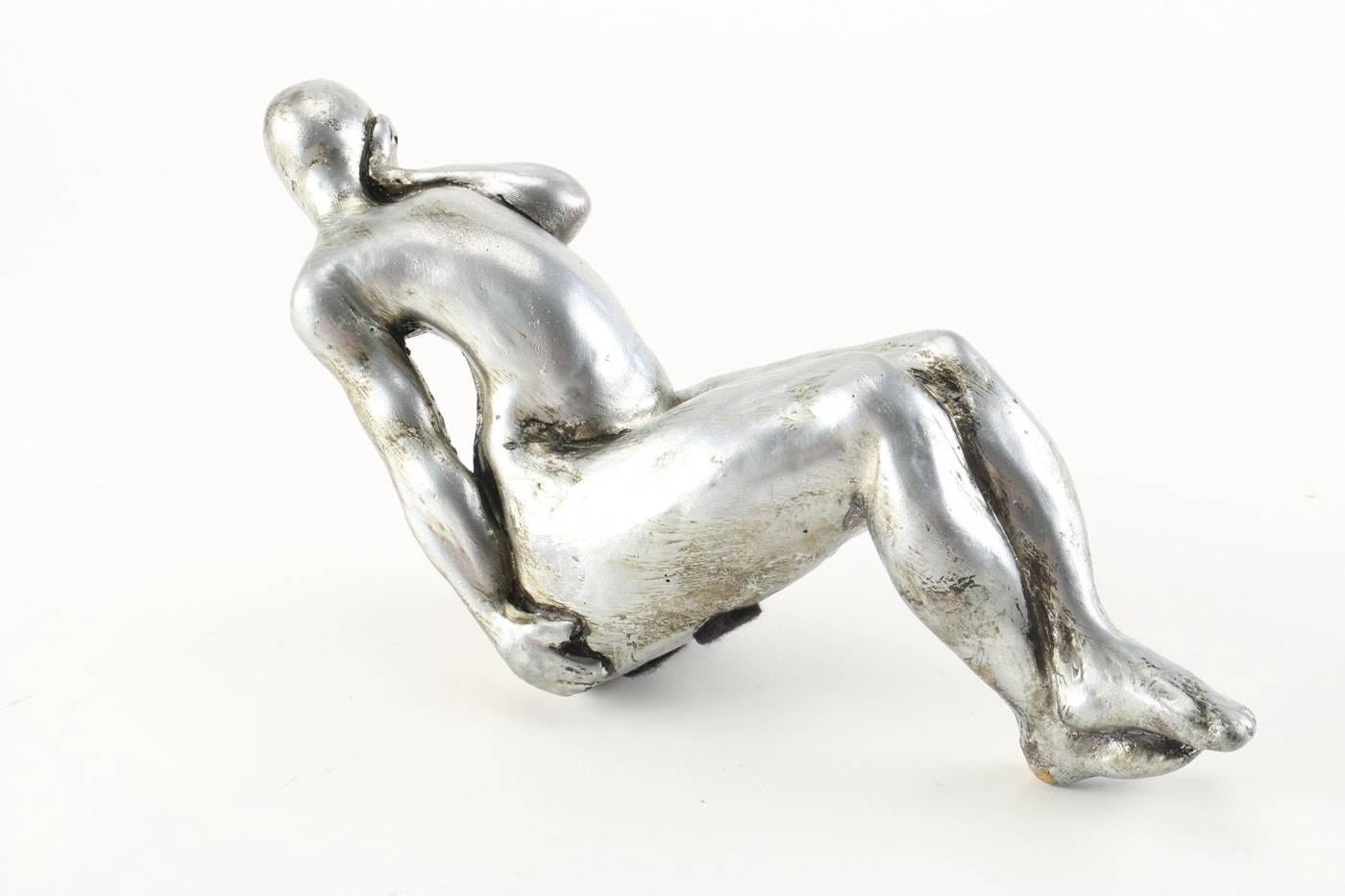 Una coppia di sculture astratte in pietra fusa che raffigurano corpi femminili dalle curve esagerate seduti in diverse pose reclinate.
Le sculture sono rifinite con una vernice di colore argento scuro e si presentano molto bene.
Entrambi i pezzi