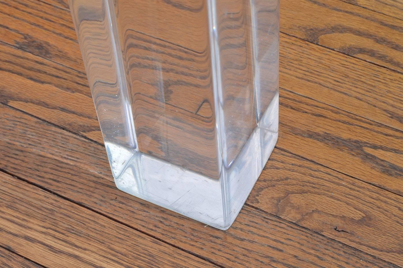 Mid-Century Modern Table basse vintage en lucite et nickel poli avec plateau en verre en vente