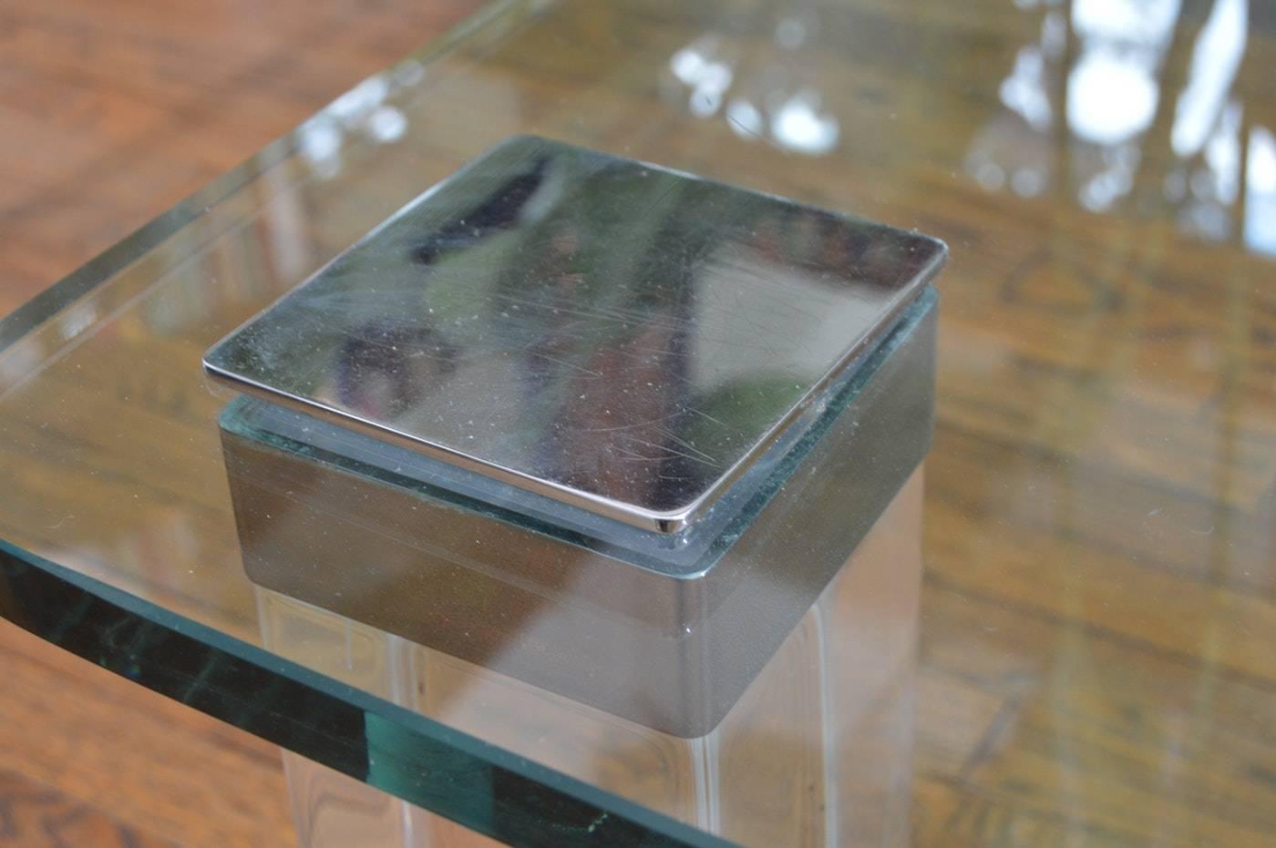 Américain Table basse vintage en lucite et nickel poli avec plateau en verre en vente
