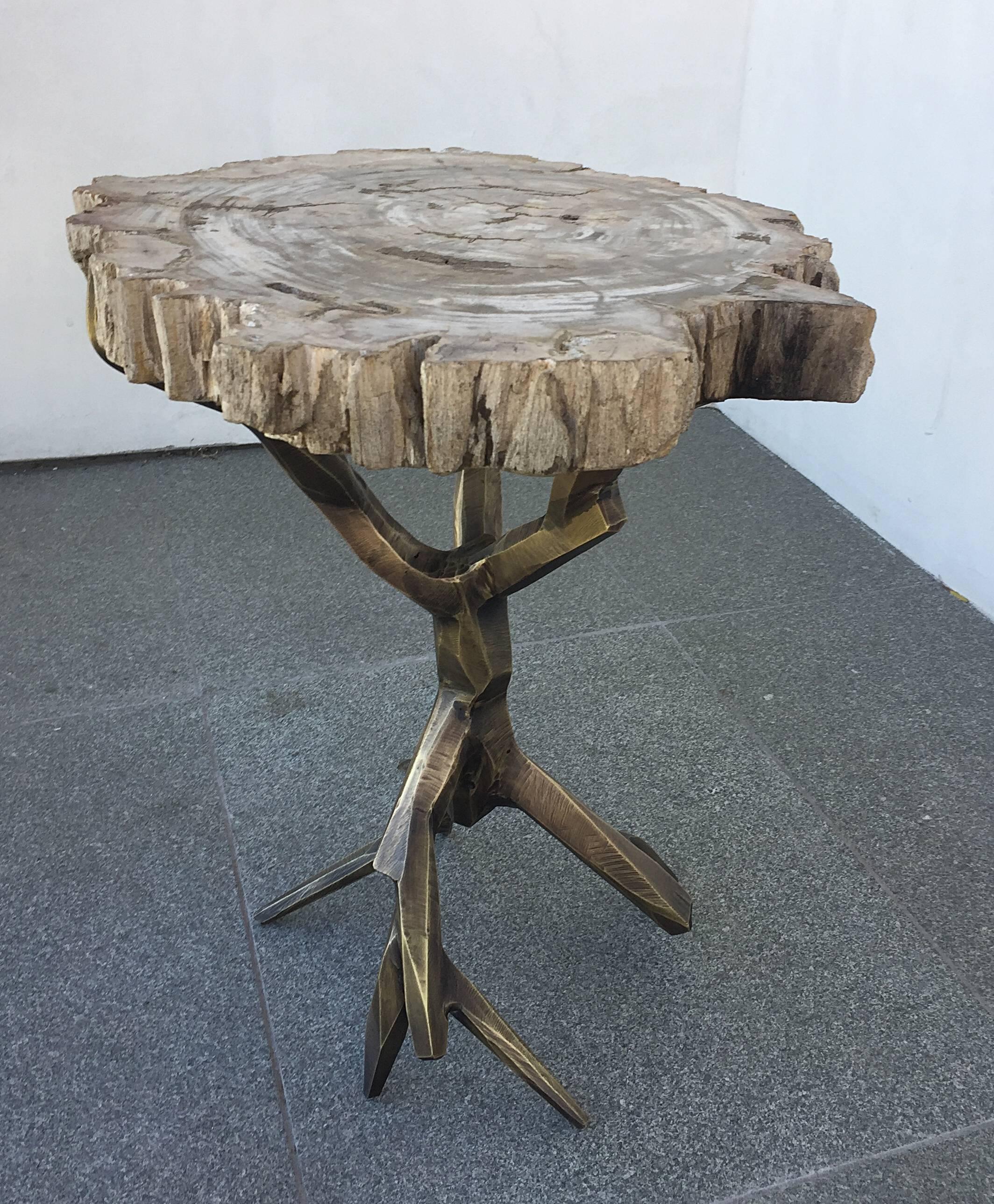 Cette magnifique table d'appoint en laiton massif avec une finition bronze est une création unique du designer Amparo Calderon Tapia, conçue exclusivement pour Cain modern.
Cette pièce fait partie de la série 