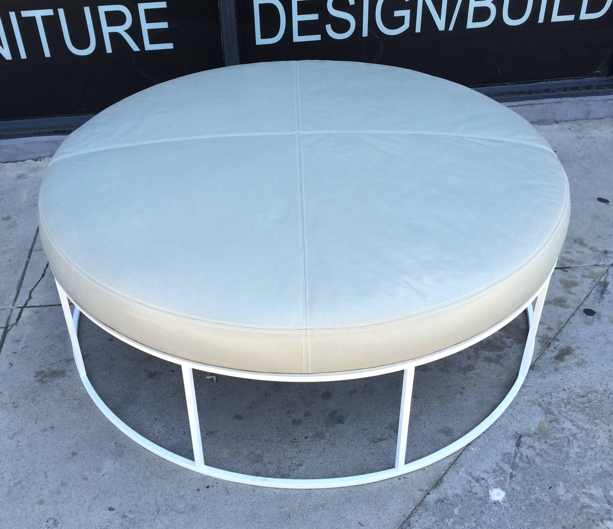 Impresionante Otomana Redonda Diseñada a Medida con Base Lacada en Blanco y Tapa de Cuero Lacado en venta