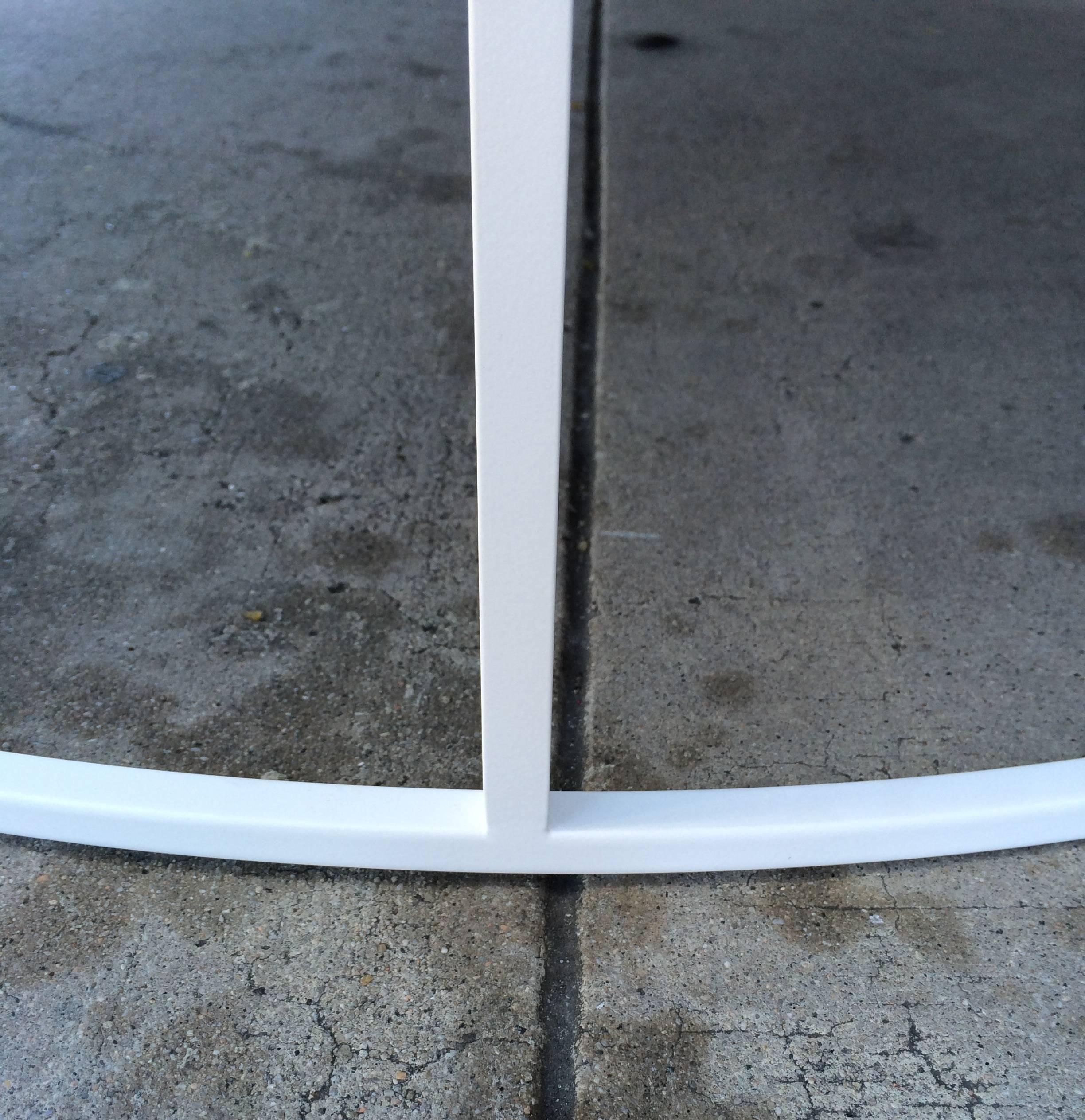 Impresionante Otomana Redonda Diseñada a Medida con Base Lacada en Blanco y Tapa de Cuero en venta 2