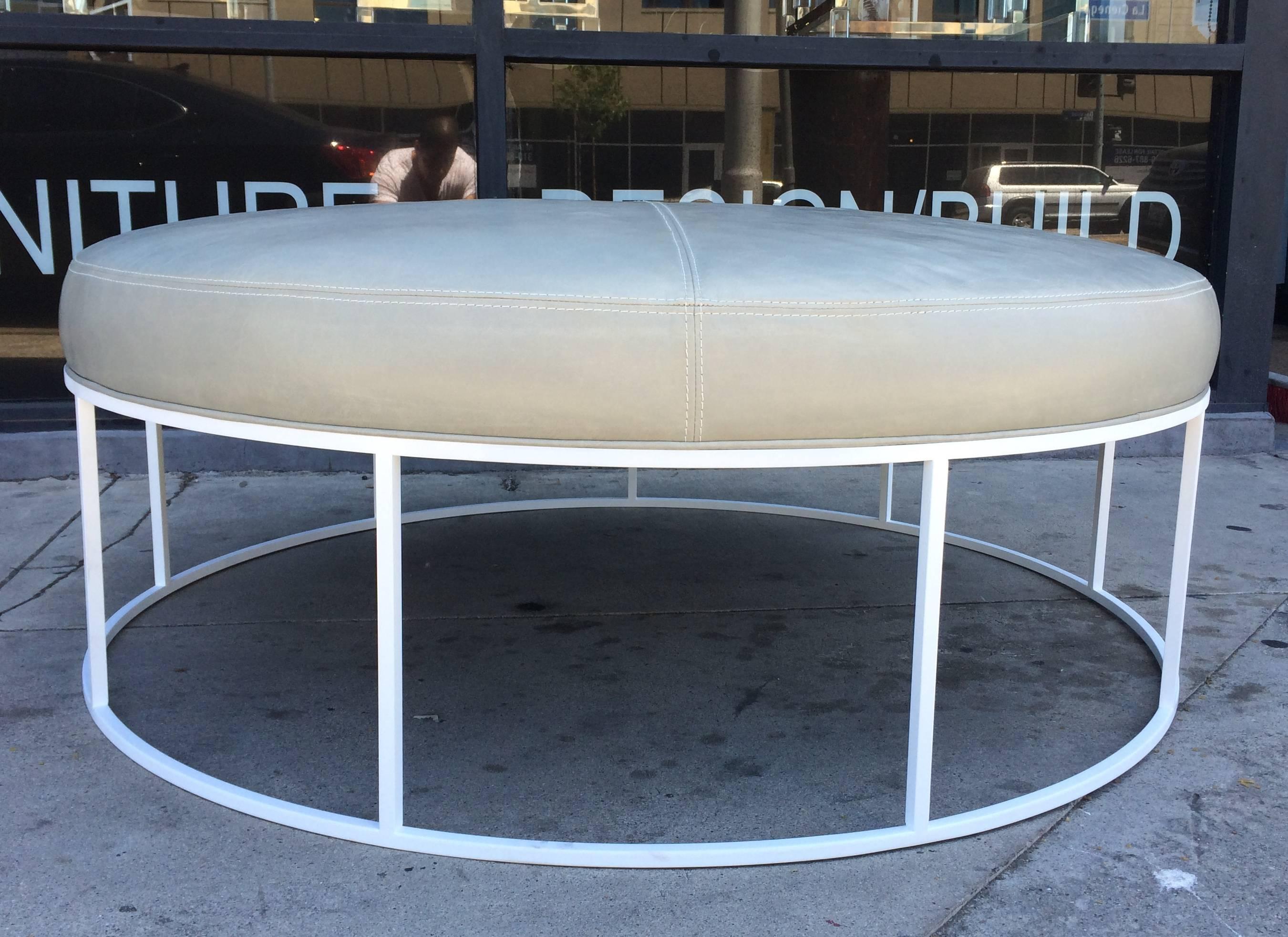 Impresionante Otomana Redonda Diseñada a Medida con Base Lacada en Blanco y Tapa de Cuero Estadounidense en venta