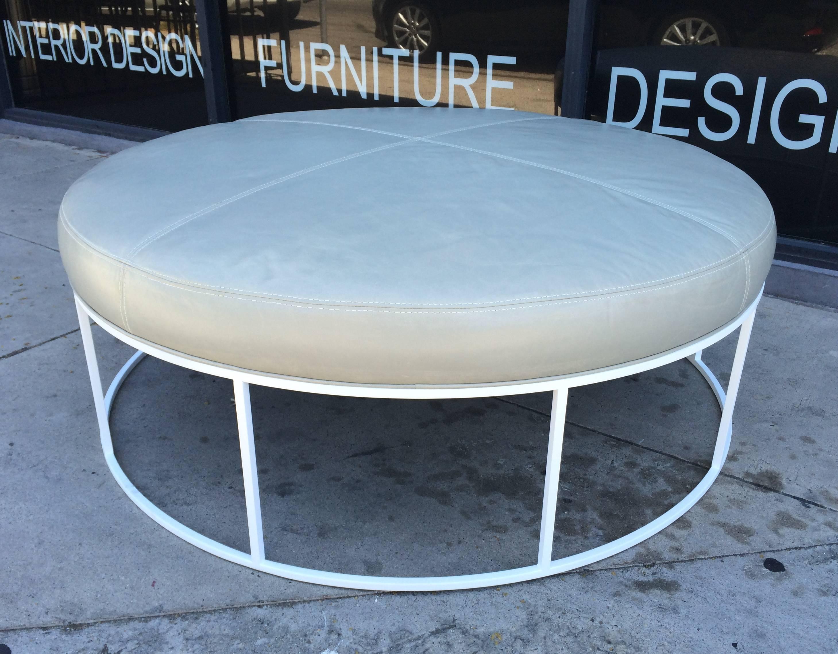 Precioso loveseat redondo con la parte superior tapizada.
Esta hermosa otomana puede usarse en interiores o exteriores, es perfecta para hogares con grandes salones o salas de estar, ideal para recibir invitados.
La base está bellamente fabricada