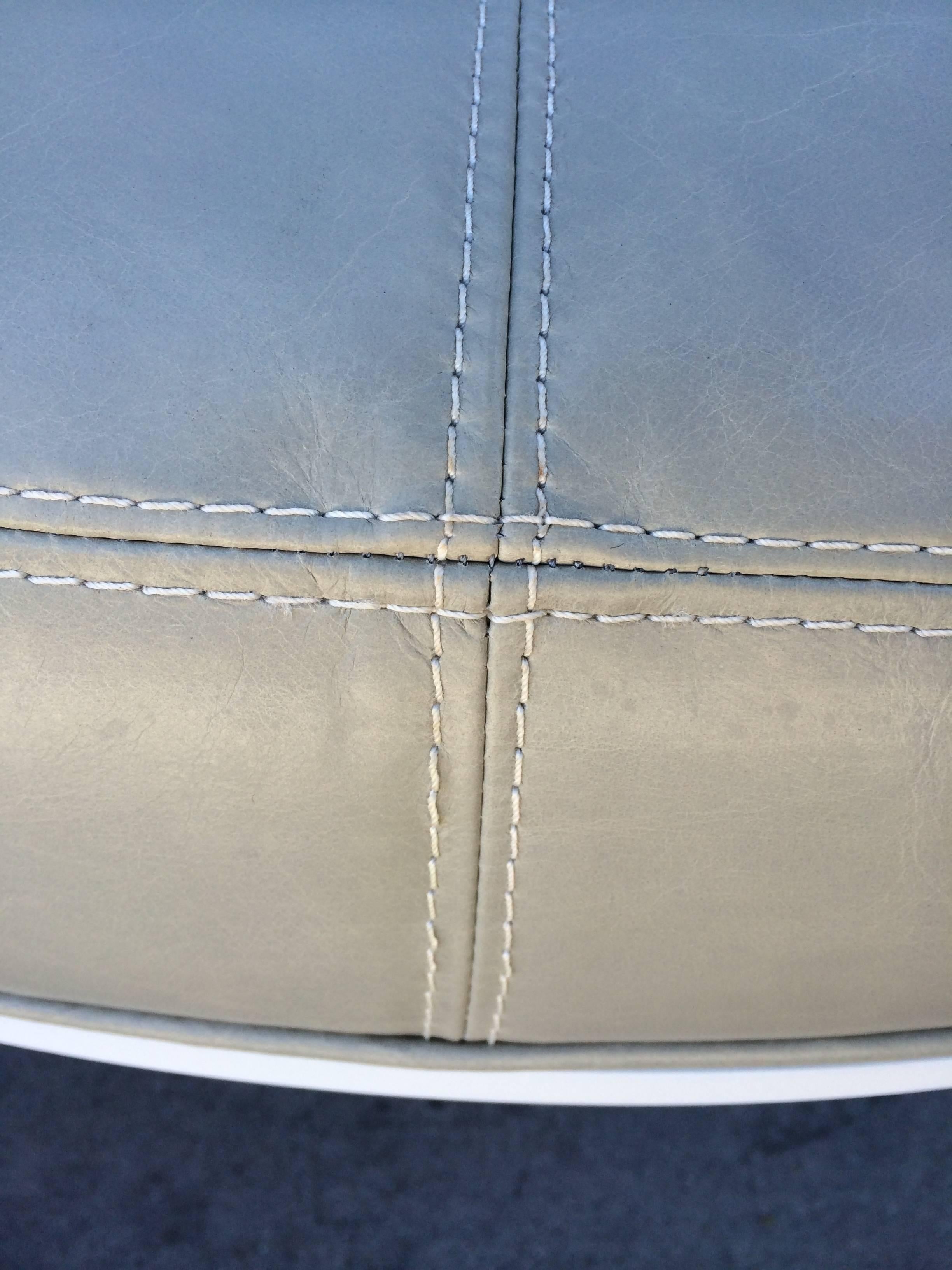 Impresionante Otomana Redonda Diseñada a Medida con Base Lacada en Blanco y Tapa de Cuero Acero en venta