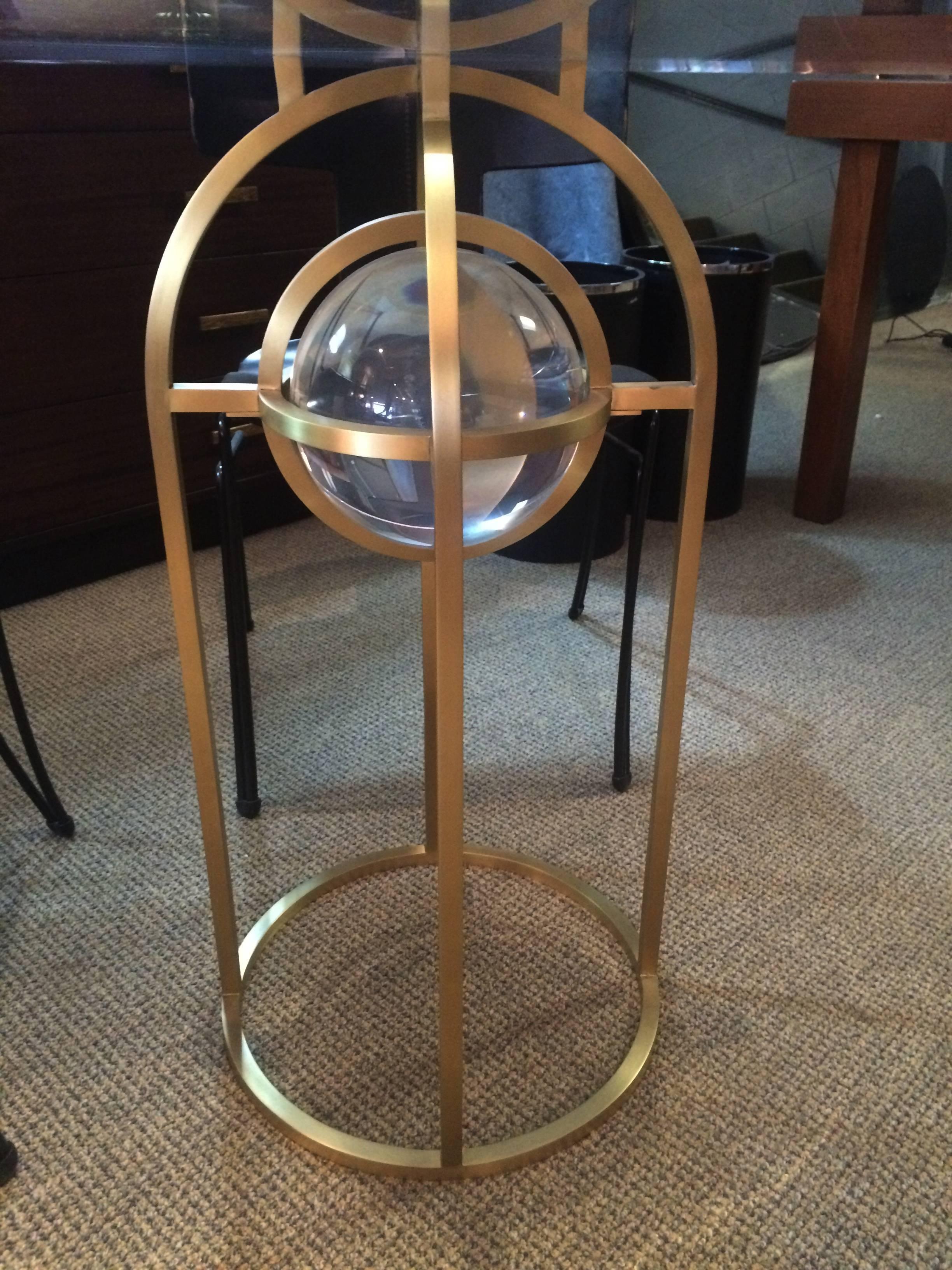 Table de salle à manger ou de centre « Bullet » de Charles Hollis Jones en laiton massif et Lucite Bon état - En vente à Los Angeles, CA