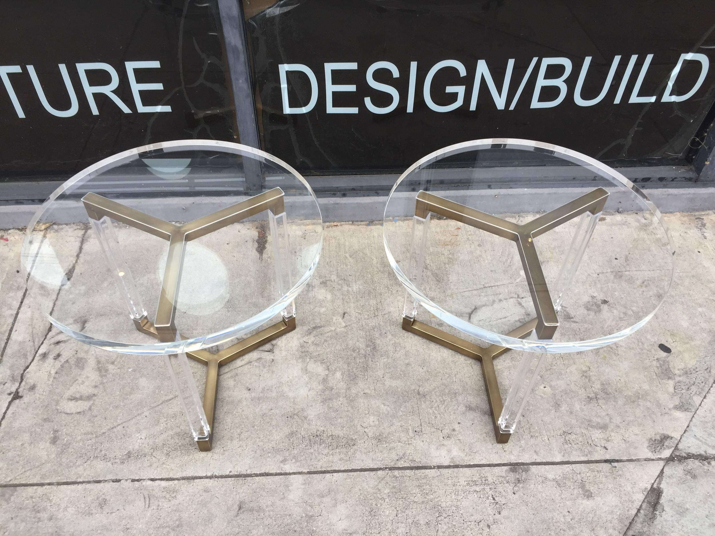 Mid-Century Modern Tables d’appoint Charles Hollis Jones en laiton massif et Lucite « Collection Métrique ». en vente