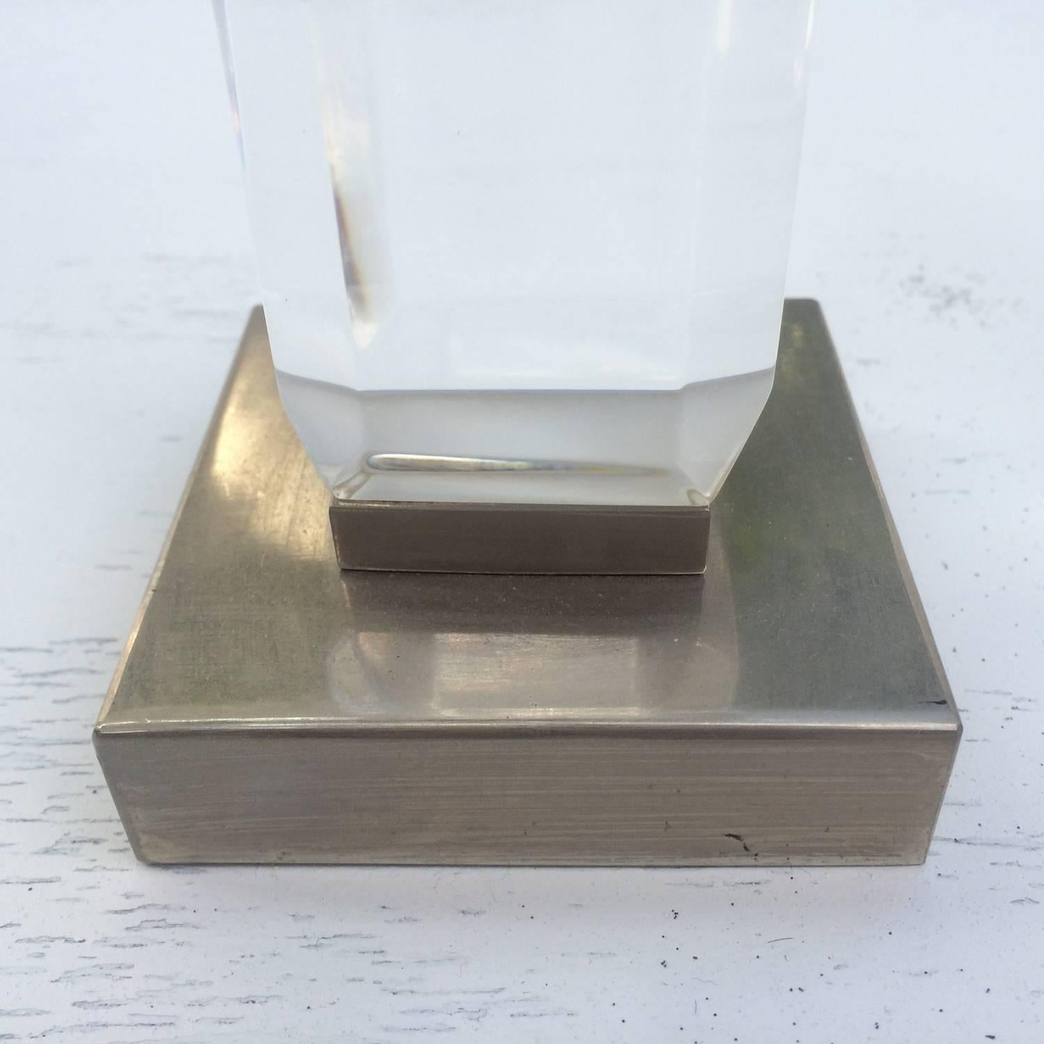 Coppia di portacandele Charles Hollis Jones in lucite e nichel, firmati In condizioni ottime in vendita a Los Angeles, CA