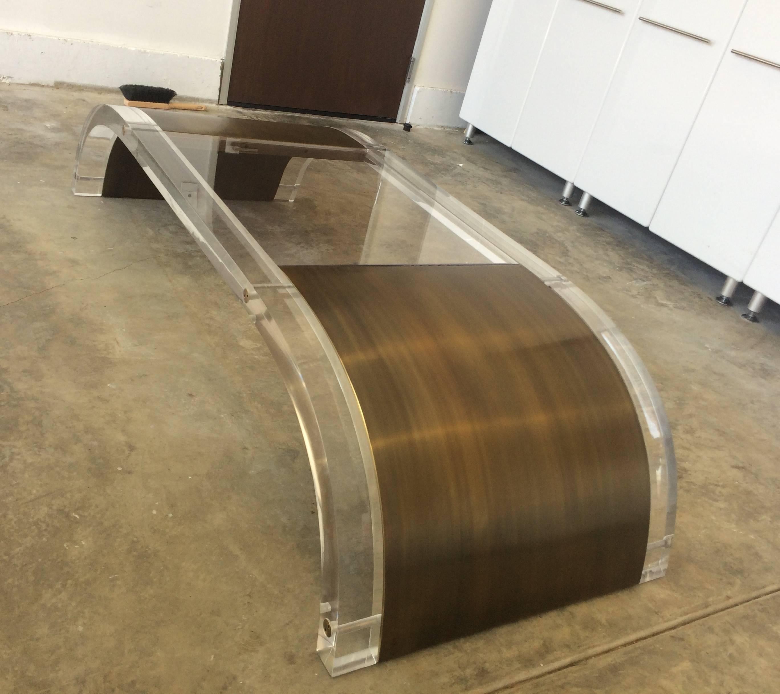 Table basse en lucite et laiton de Charles Hollis Jones, signée et datée en vente 1