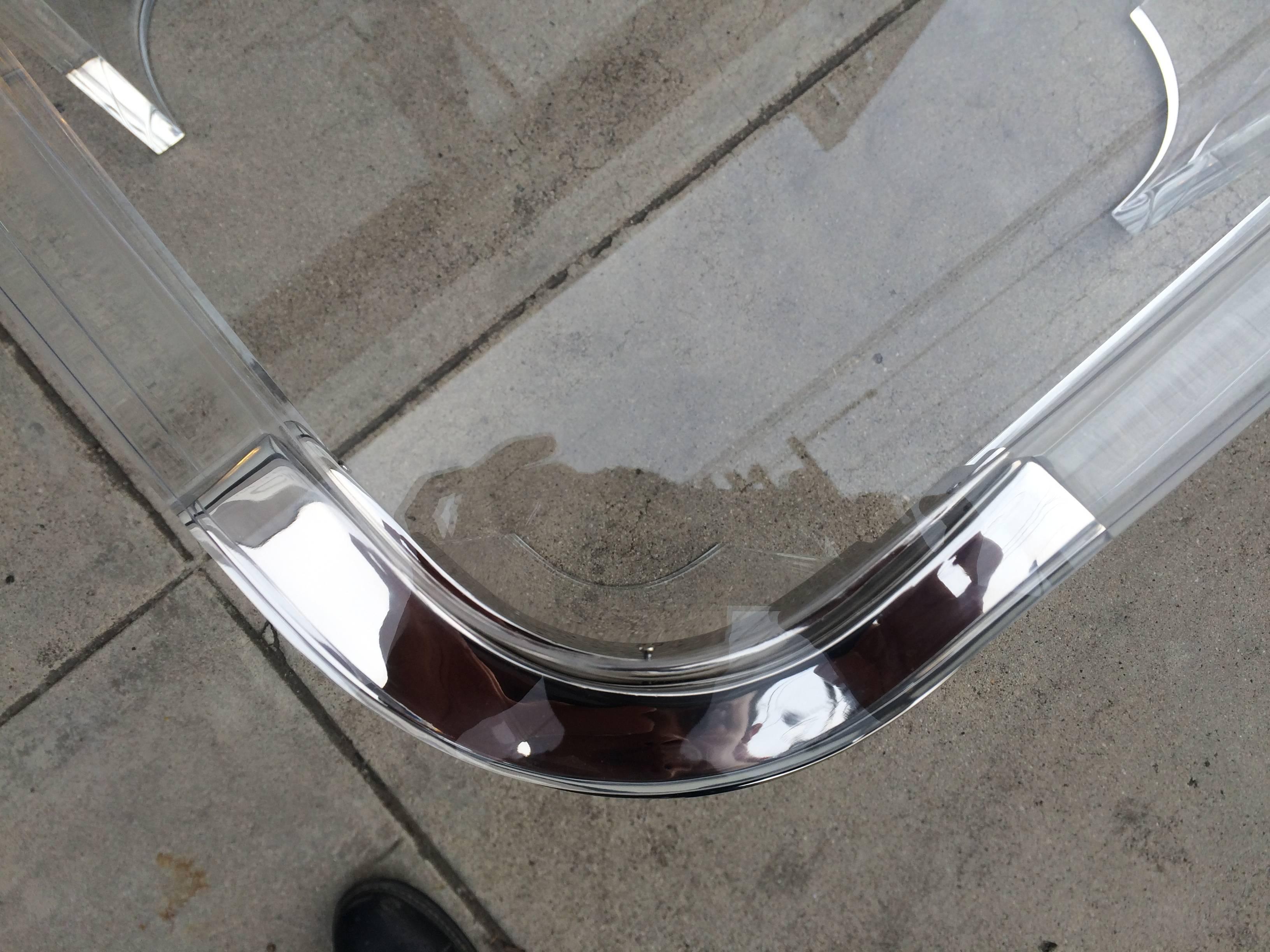 Beistelltische aus Lucite und Nickel von Charles Hollis Jones „Waterfall“-Linie, Paar im Angebot 1