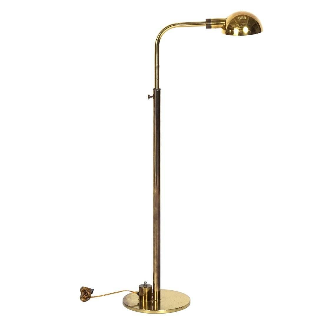 Beautiful vintage floor lamp designed and manufactured by Charles Hollis Jones in the early 1970s.

The lamp is in very well condition and the brass shows a nice aged patina.

The lamp is height adjustable and the top also