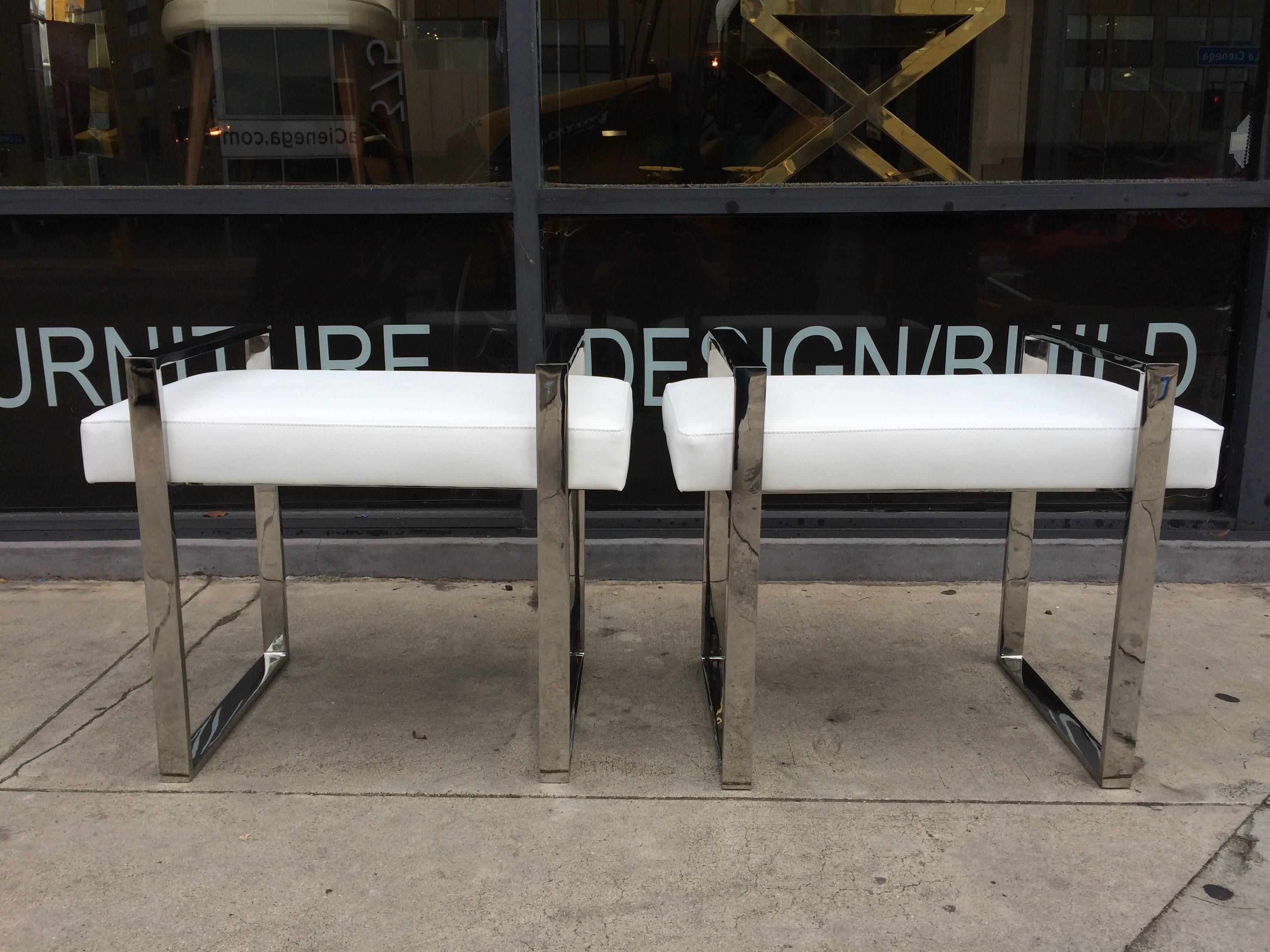 Pair of polished nickel benches designed and manufactured by Charles Hollis Jones in the 1970s.

The frames of the benches are made in solid steel and nickel-plated, they are upholstered in white Naugahyde but they are also available in other