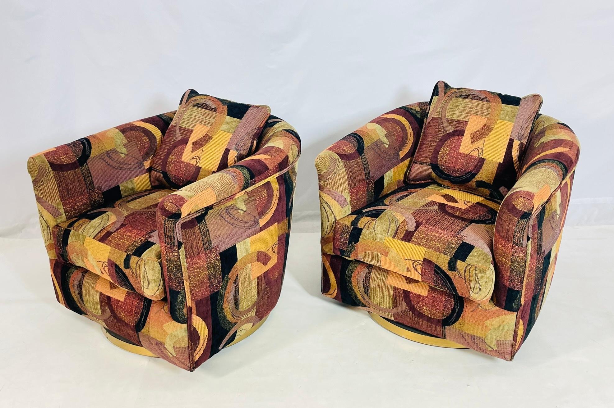 Mid-Century Modern Paire de chaises longues pivotantes vintage avec tapisserie abstraite et bases en laiton en vente