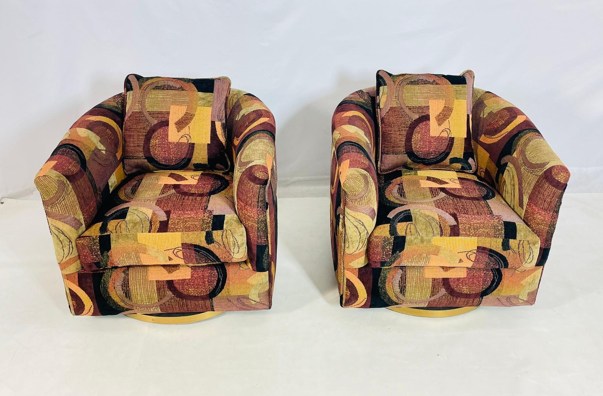 Américain Paire de chaises longues pivotantes vintage avec tapisserie abstraite et bases en laiton en vente