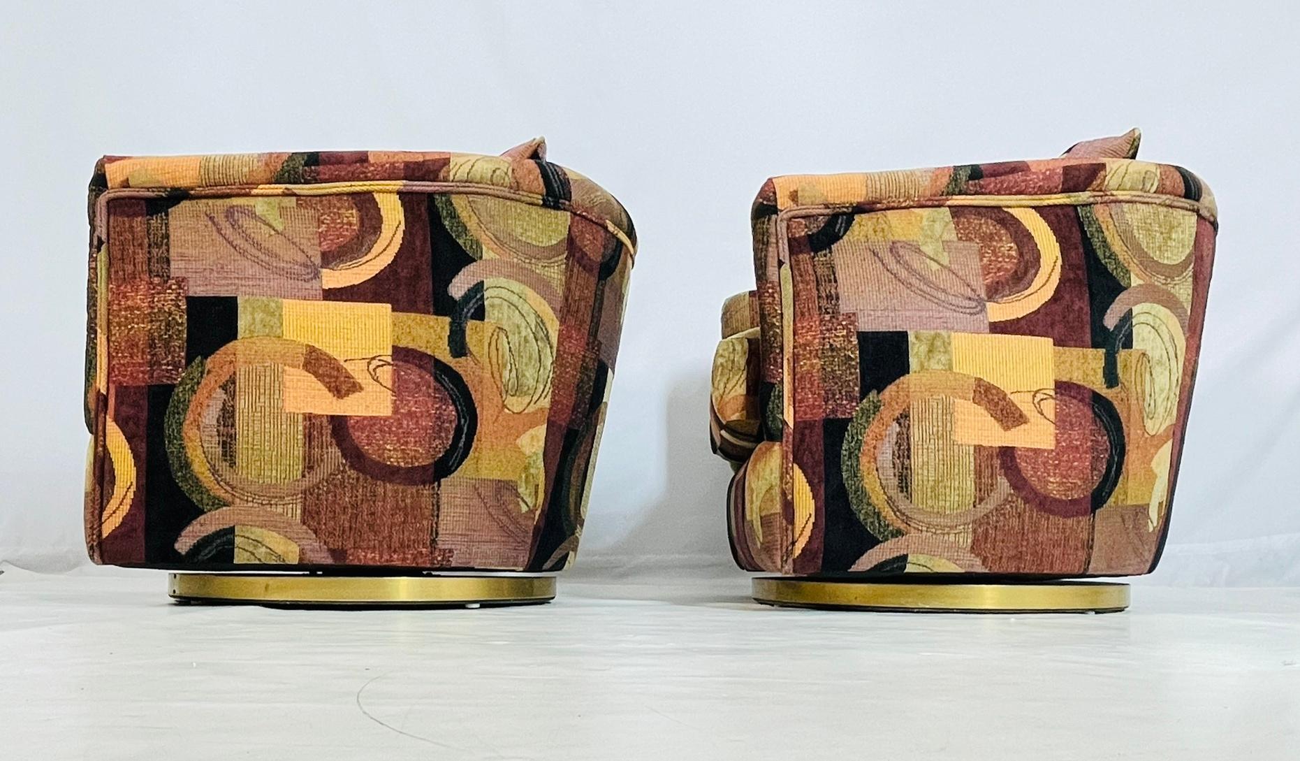 Fait main Paire de chaises longues pivotantes vintage avec tapisserie abstraite et bases en laiton en vente