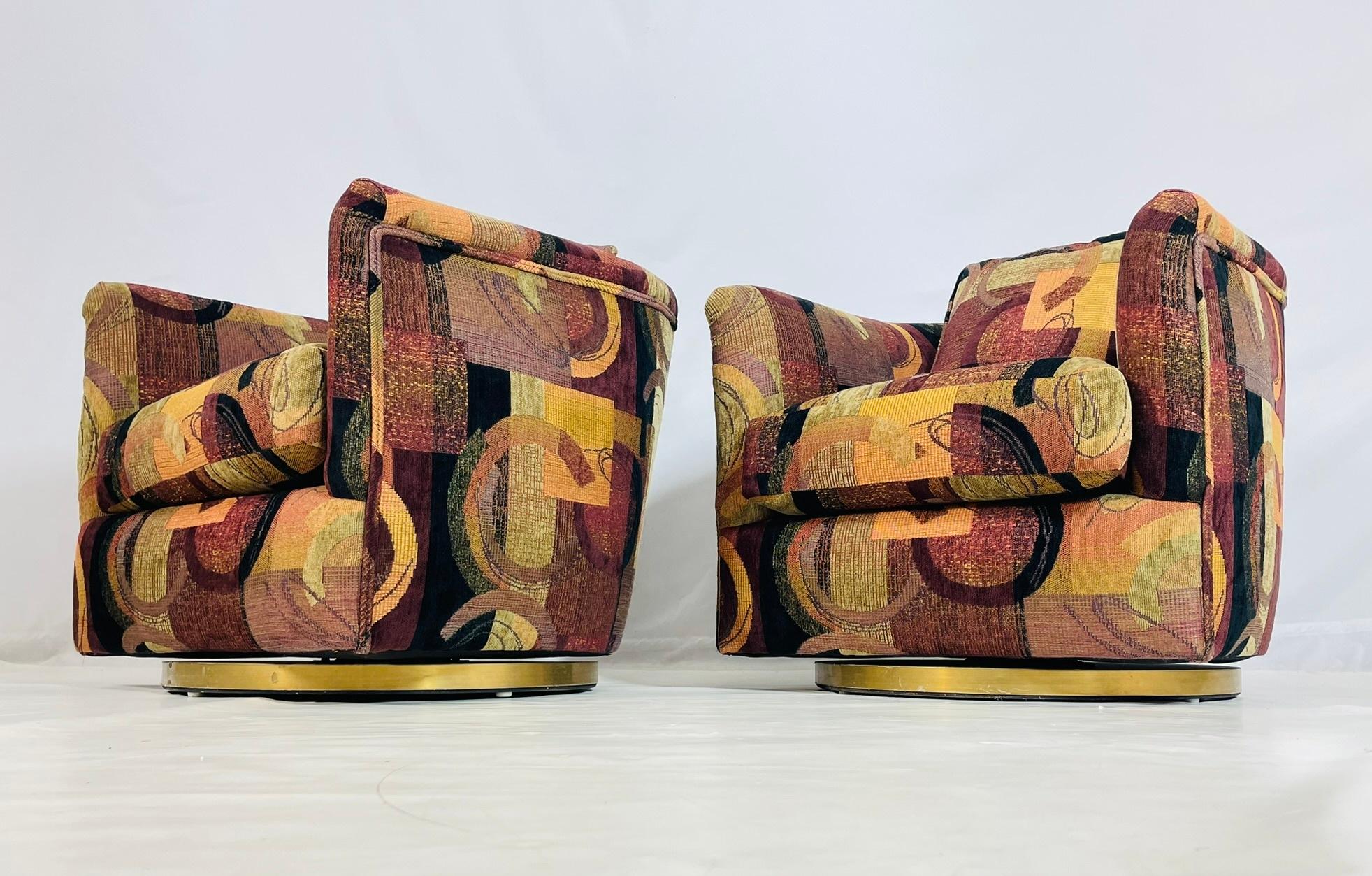 Paire de chaises longues pivotantes vintage avec tapisserie abstraite et bases en laiton Bon état - En vente à Los Angeles, CA