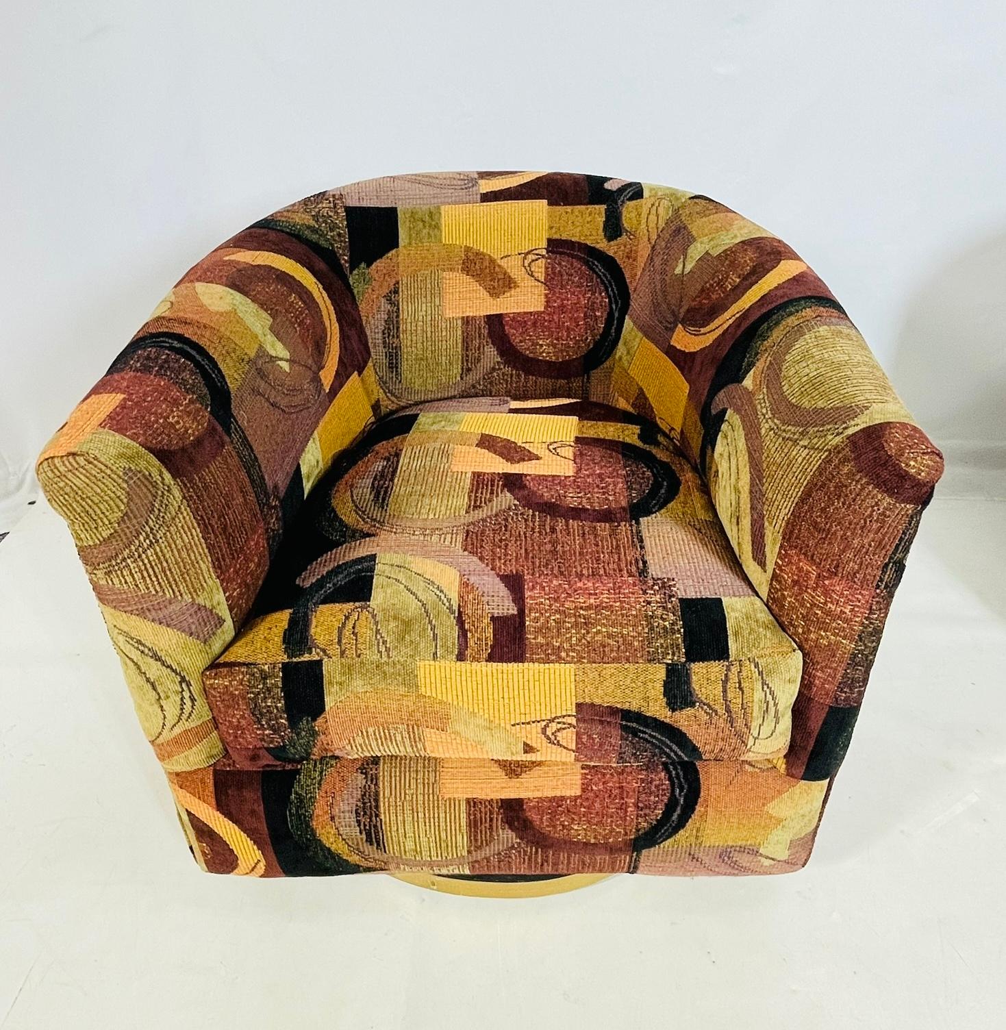 Paire de chaises longues pivotantes vintage avec tapisserie abstraite et bases en laiton en vente 4