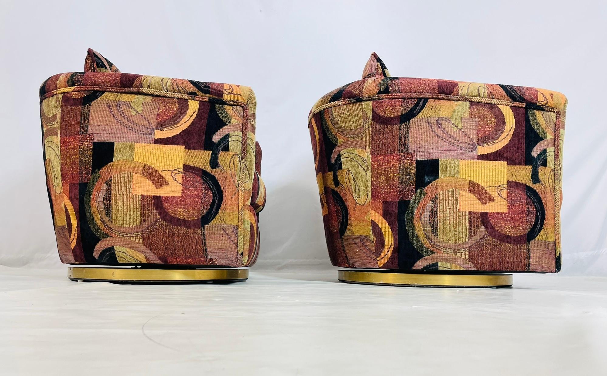 Tissu Paire de chaises longues pivotantes vintage avec tapisserie abstraite et bases en laiton en vente