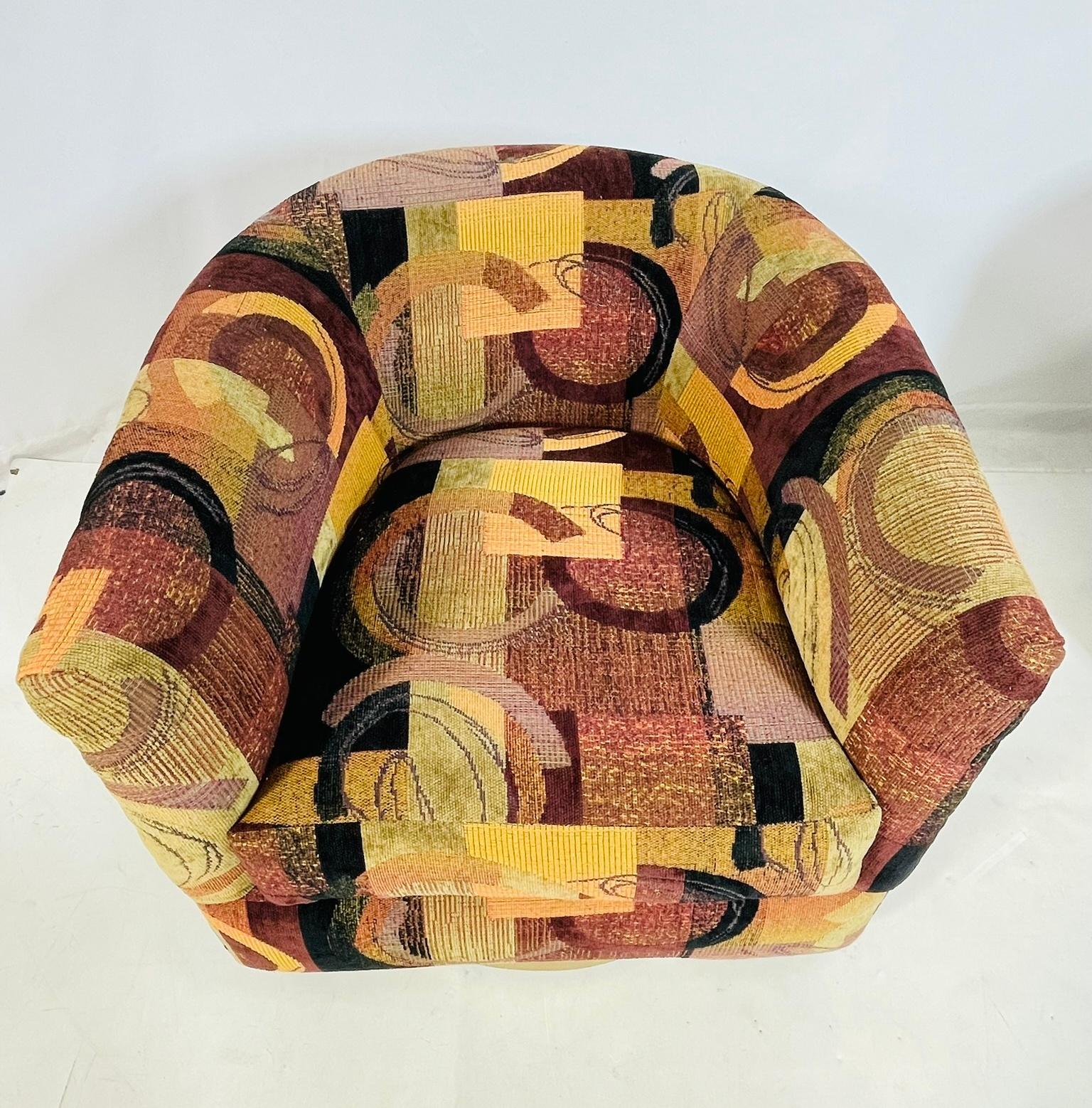 Paire de chaises longues pivotantes vintage avec tapisserie abstraite et bases en laiton en vente 3