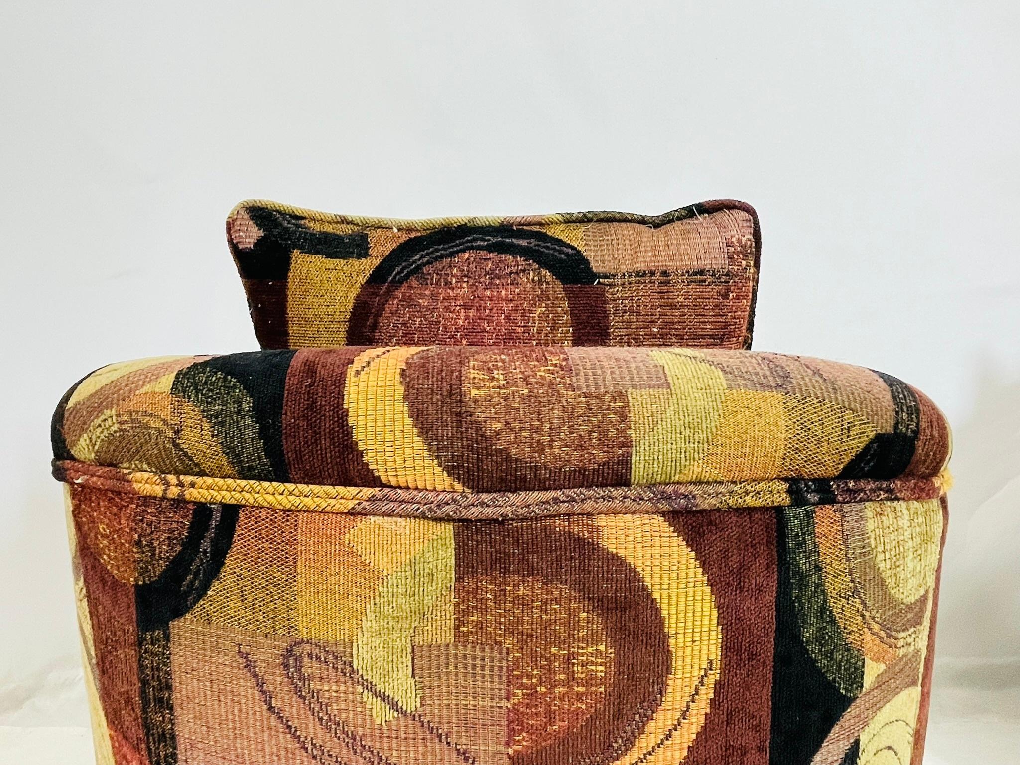 Paire de chaises longues pivotantes vintage avec tapisserie abstraite et bases en laiton en vente 6
