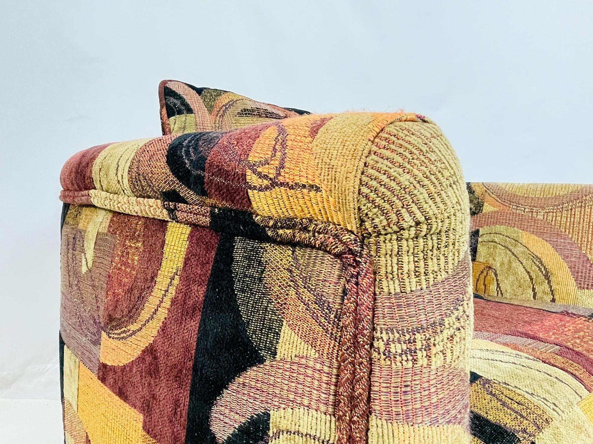 Paire de chaises longues pivotantes vintage avec tapisserie abstraite et bases en laiton en vente 10