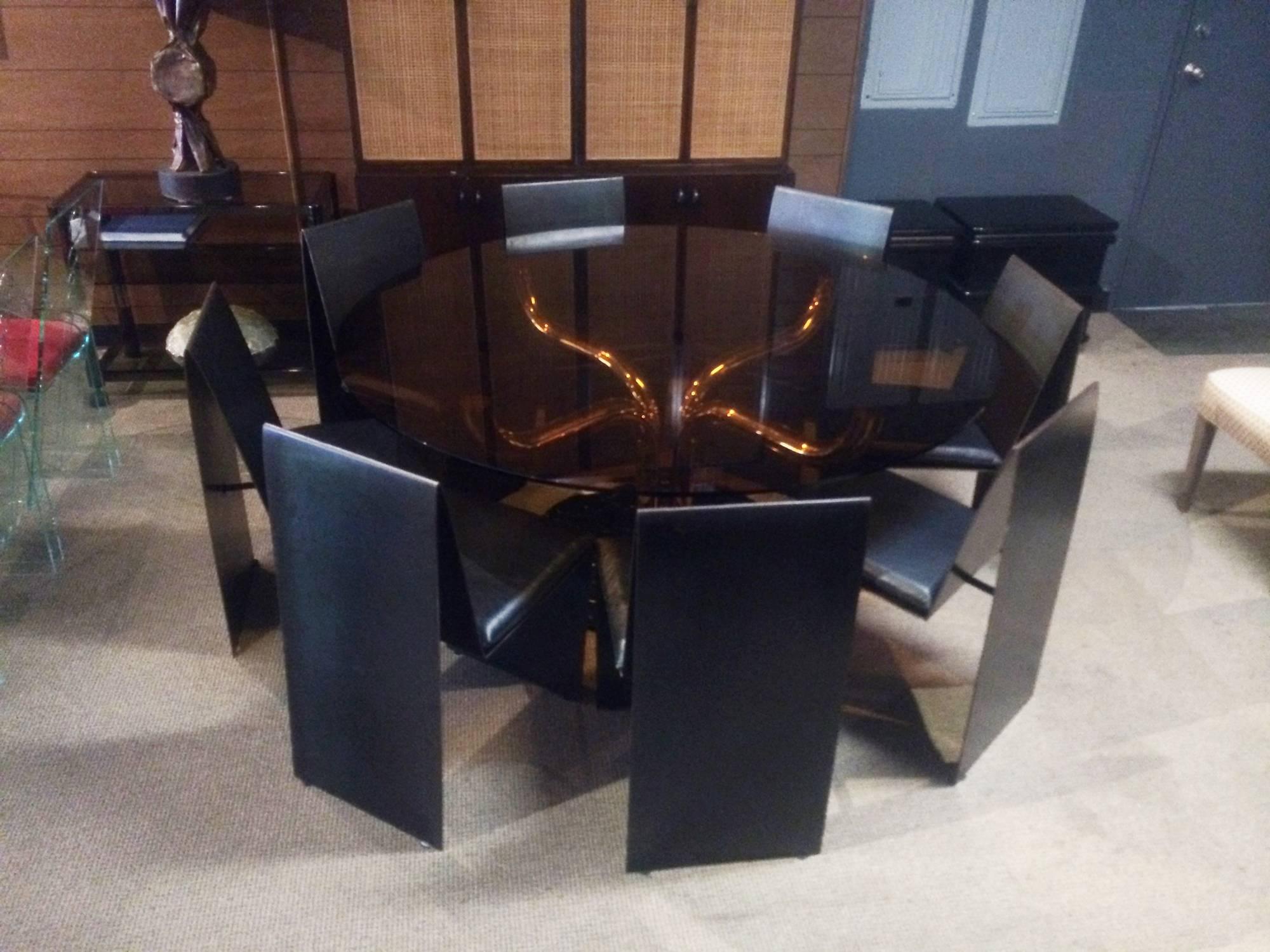 Juego de ocho sillas de comedor de acero anodizado y cuero Anodizado en venta
