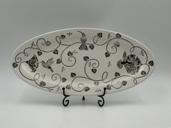 Bandeja para servir con forma de colibrí, de porcelana de Taxco y plata pura, de Emilia Castillo