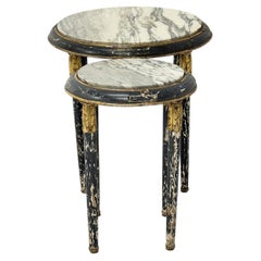 Guéridon-Tische im französischen Louis-XVI-Stil aus bemaltem, vergoldetem Holz mit Marmorplatte, 2er-Set