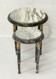 Guéridon-Tische im französischen Louis-XVI-Stil aus bemaltem, vergoldetem Holz mit Marmorplatte, 2er-Set