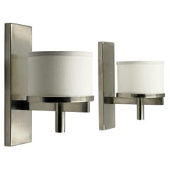 Ein Paar Wandleuchten von Paul Marra Designs aus poliertem Nickel und Leinen, Los Angeles