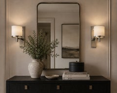 Ein Paar Wandleuchten von Paul Marra Designs aus poliertem Nickel und Leinen, Los Angeles