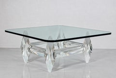 Amparo Calderon Tapia „Diamante“ – Skulpturaler Couchtisch aus Lucite und Glas