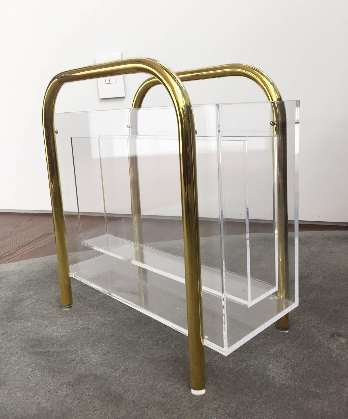 Bellissimo e raro portariviste progettato e prodotto da Charles Hollis Jones negli anni '70.

Il pezzo è realizzato in lucite con una struttura tubolare in ottone con tre scomparti per riporre libri o riviste.

Il pezzo è in ottime condizioni