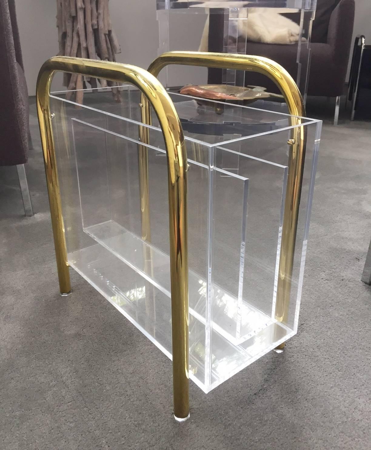 Mid-Century moderno Portariviste in ottone e lucite di Charles Hollis Jones in vendita