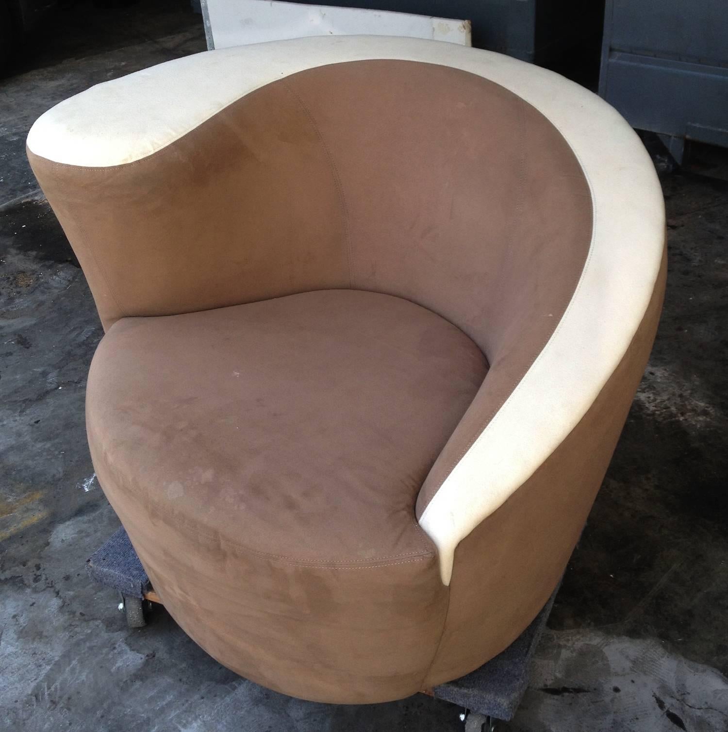 Vladimir Kagan designed Nautilus lounge chair upholstered in a chocolate brown microfiber fabric with a cream color stripe along the top which matches the Vladimir Kagan Serpentine sofa we have listed (this was purchased as a set).
Both, the chair