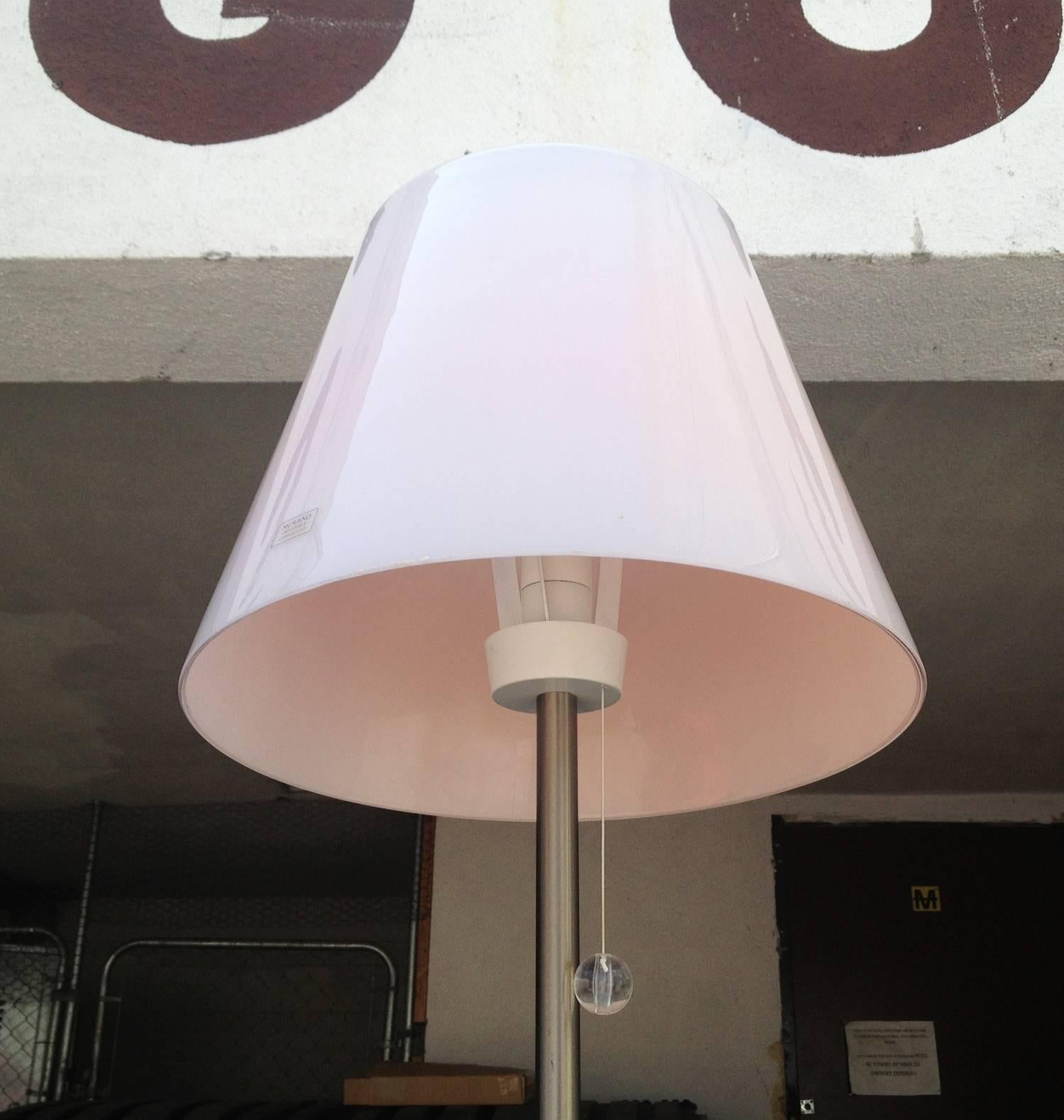 Stunning Italian floor lamp made of nickel and with a pink Murano glass shade.
The lamp is beautiful and in excellent condition, no chips or cracks to the glass shade, the label reads 