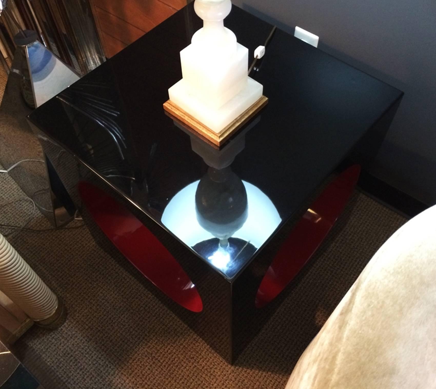 Stunning 1970s square table with a fantastic geometric design. This table is really eye-catching form any angle you see it, the black lacquered finish and the red center cutout complement each other real well. The piece is in excellent refinished