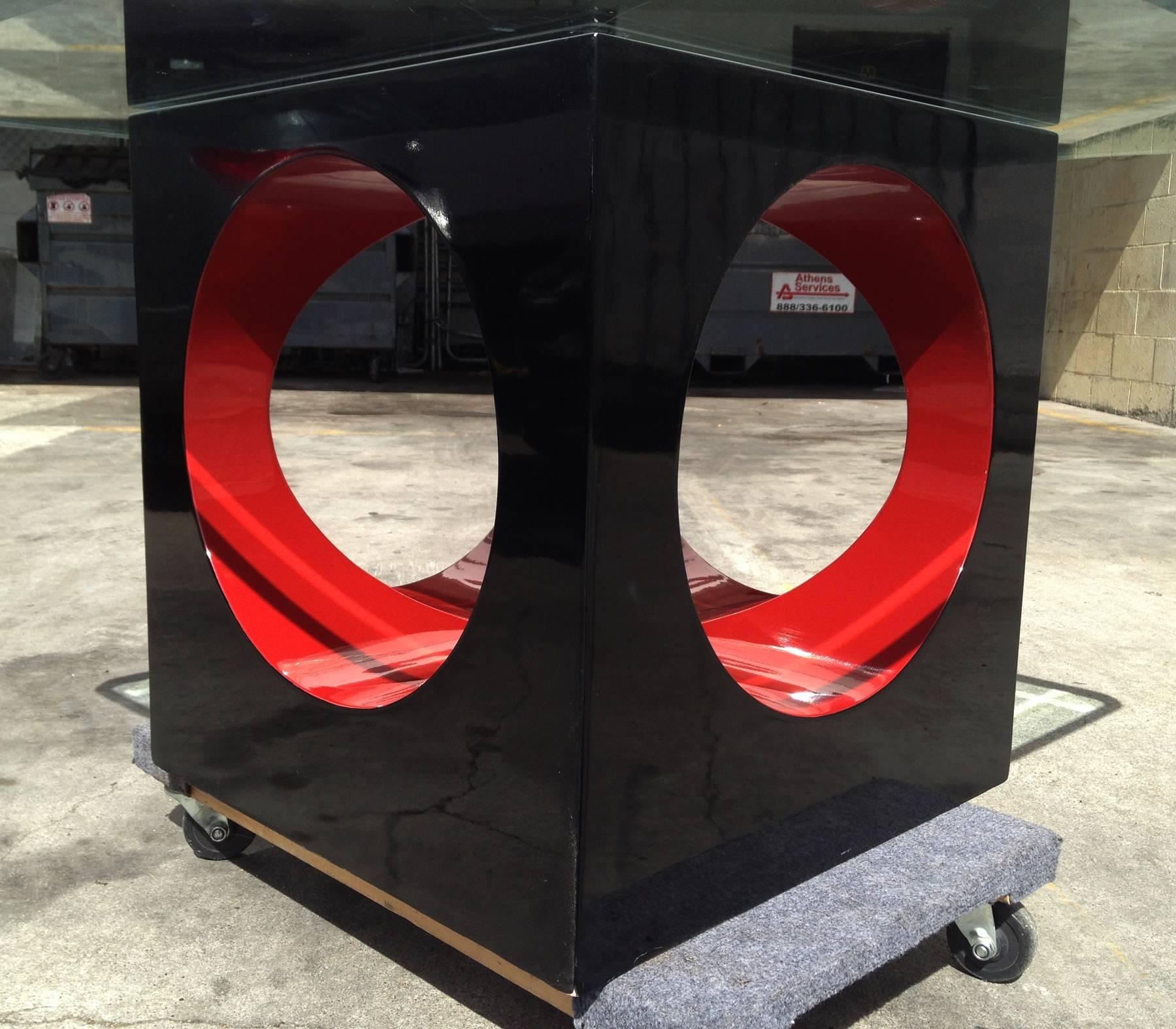 Geometric Coffee Table in Black and Red Lacquer with a Glass Top In Excellent Condition In Los Angeles, CA
