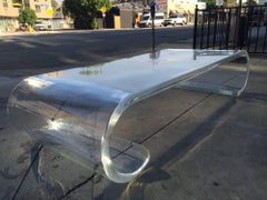 ""Scroll"" Couchtisch aus Lucite mit schnallenförmigen Kanten von Amparo Calderon Tapia