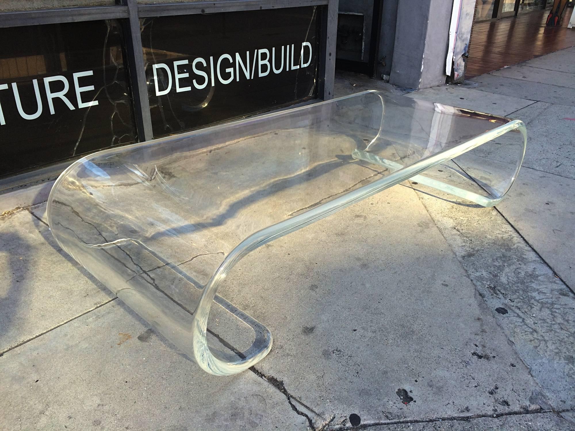 Américain Table basse « Scroll » en Lucite avec bords en forme de taureau par Amparo Calderon Tapia en vente