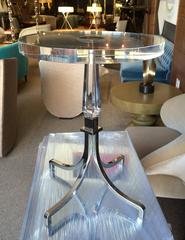 Coppia di tavolini in lucite e nichel in stile Regency di Charles Hollis Jones