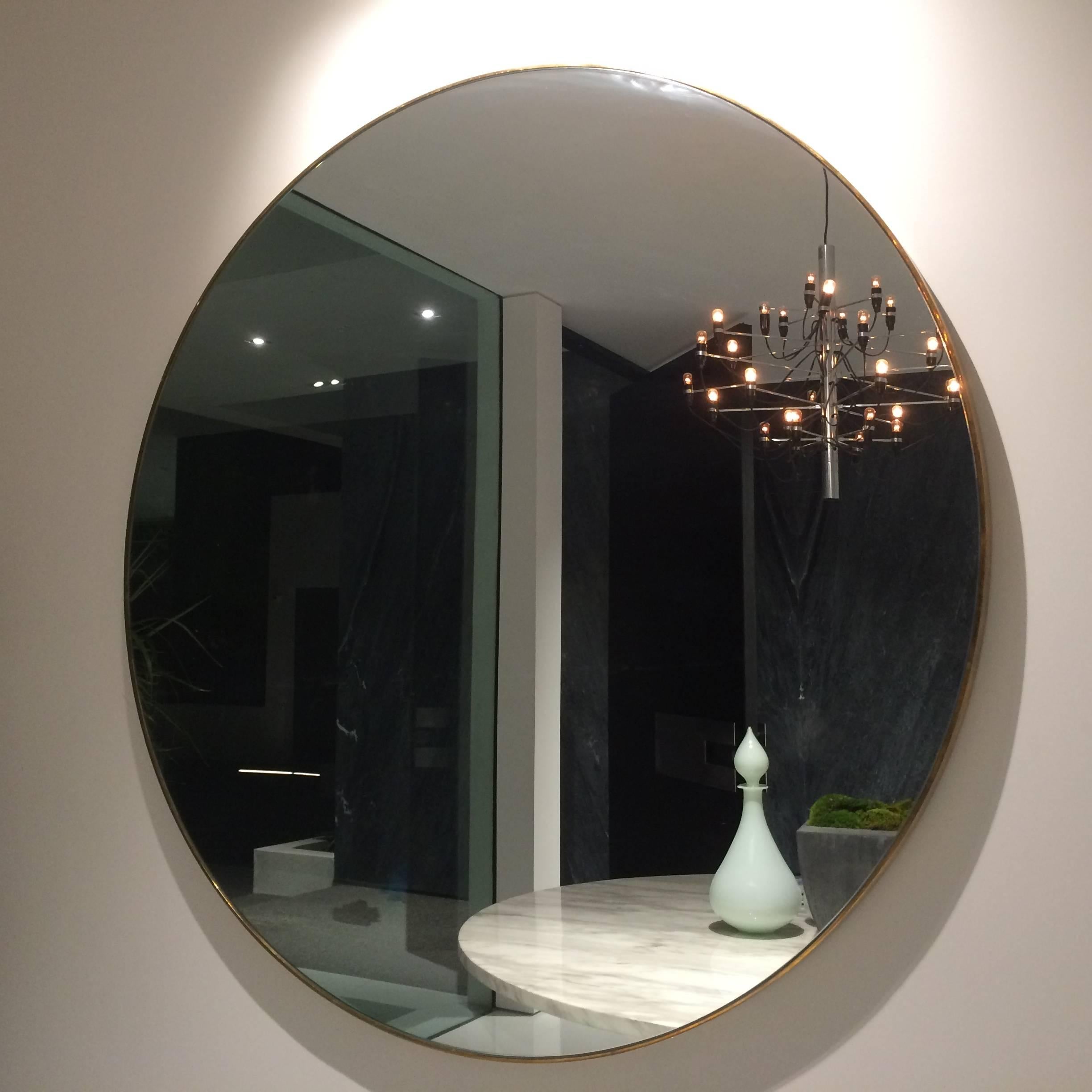 Superbe miroir rond en laiton de 5 pieds conçu par Cain Limited et fabriqué ici à Los Angeles par un maître sculpteur.
Ce produit fait partie de la collection 