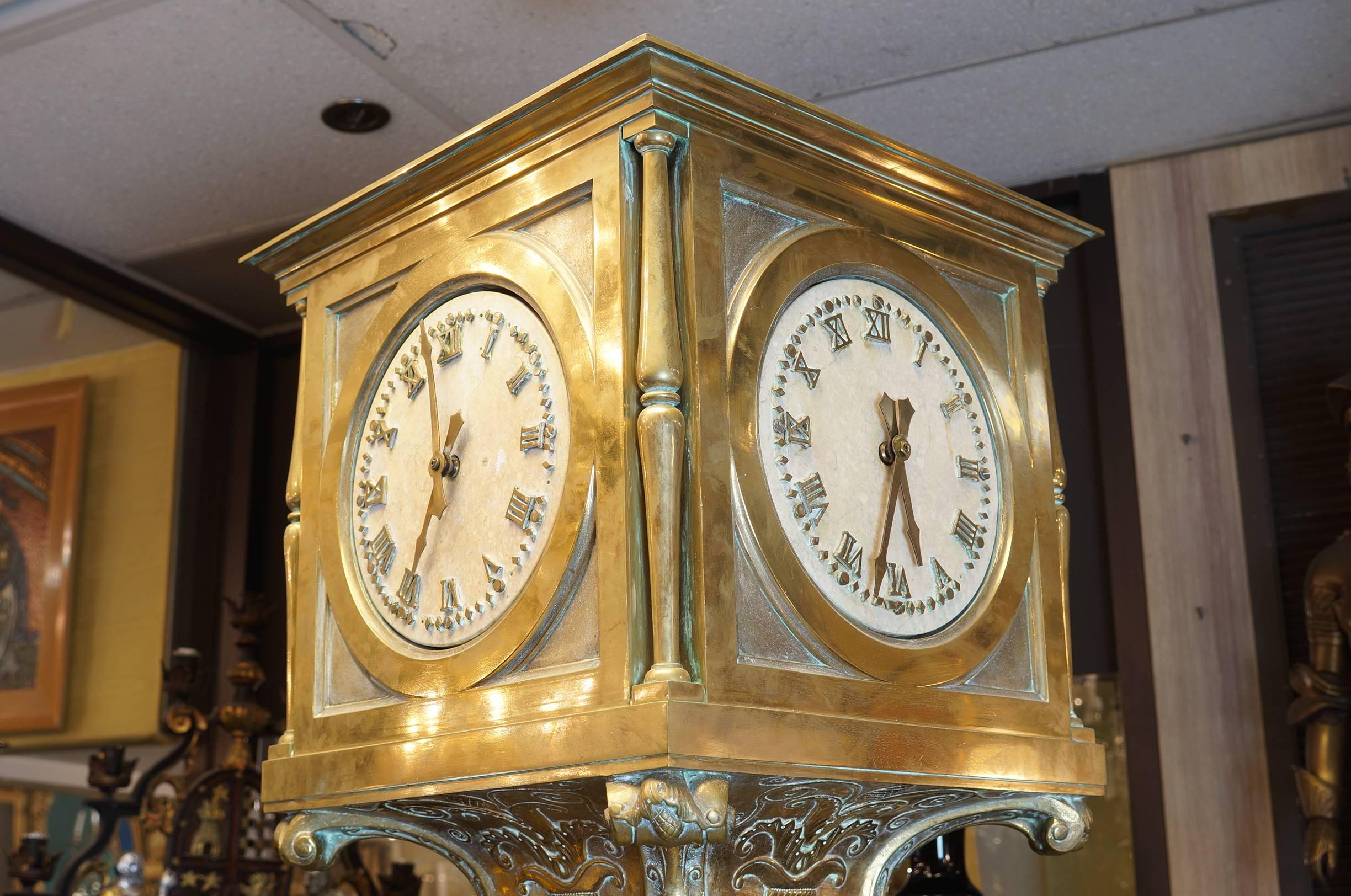Importante horloge haute en bronze d'époque Art Déco avec quatre fuseaux horaires Bon état - En vente à New York, NY