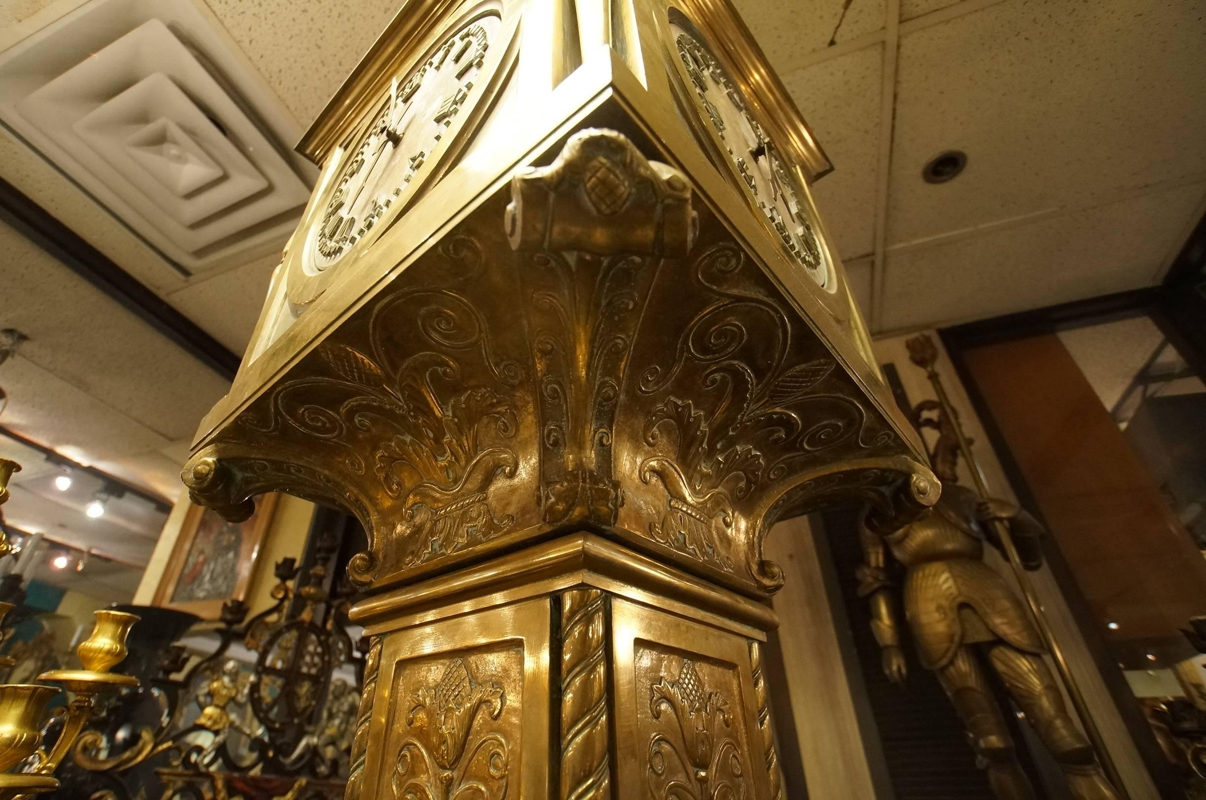 Importante horloge haute en bronze d'époque Art Déco avec quatre fuseaux horaires en vente 4