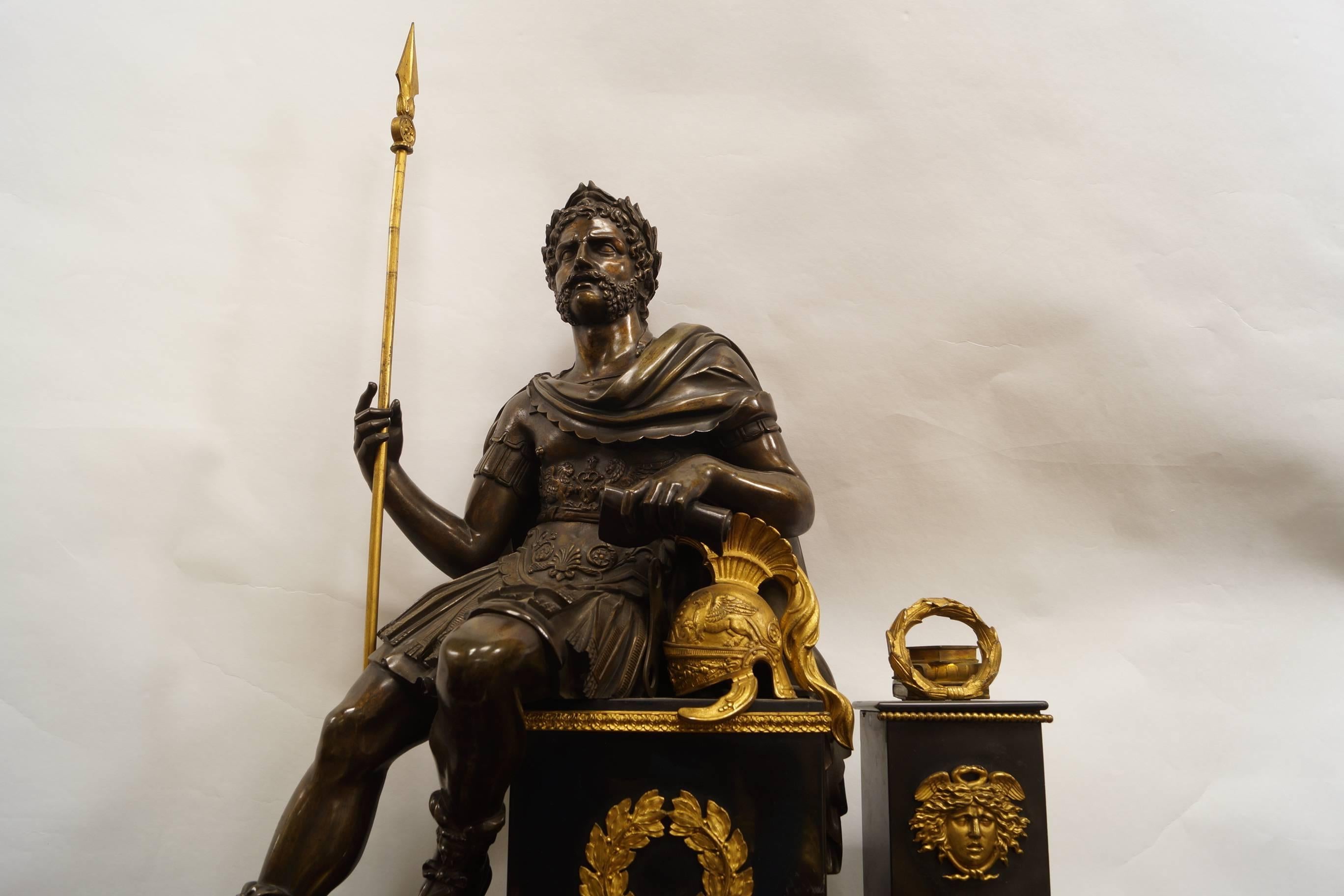 Figurale Kaminuhr aus Bronze im Empire-Stil mit sitzendem römischen Soldaten (Französisch)