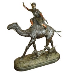 Massive patinierte Bronzefigur eines Jägers auf einem Kamel mit Hunden nach P. J. Mene