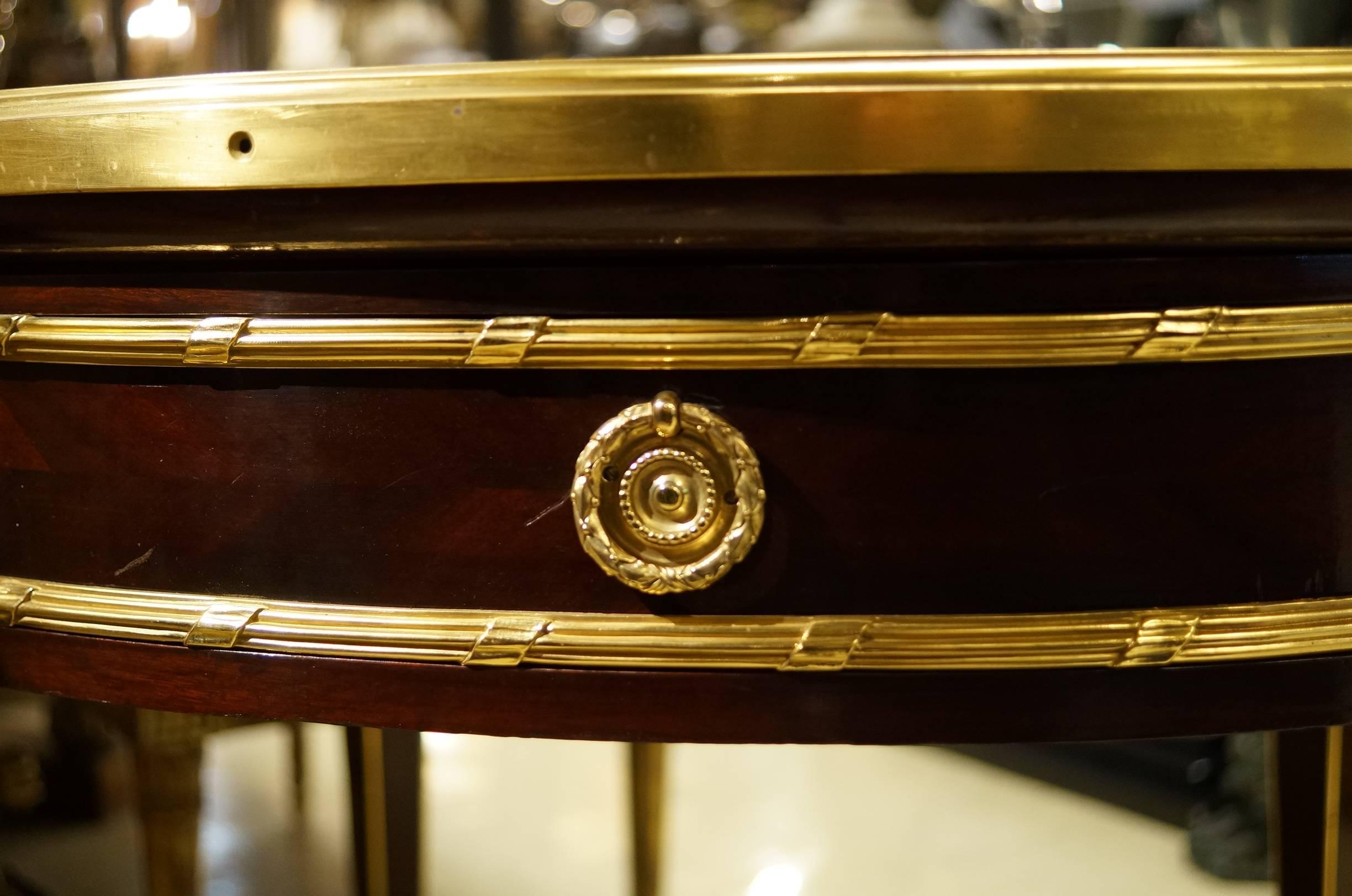 Runder Esstisch mit Marmorplatte im Louis-XVI.-Stil (19. Jahrhundert) im Angebot