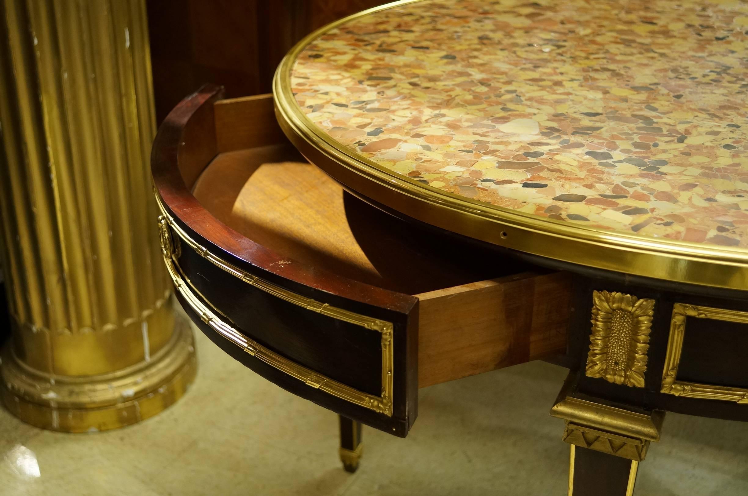 Runder Esstisch mit Marmorplatte im Louis-XVI.-Stil im Angebot 1