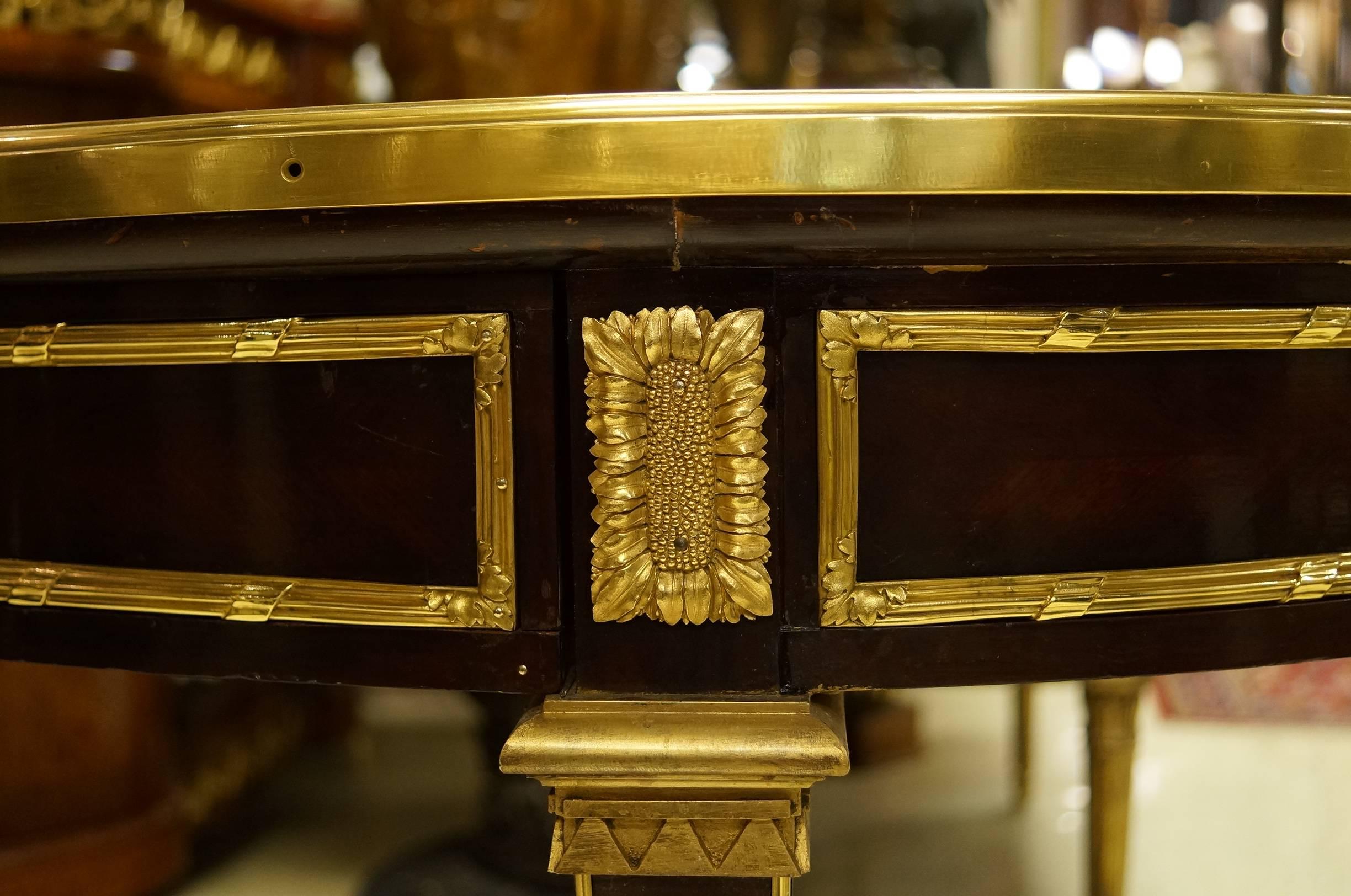 Runder Esstisch mit Marmorplatte im Louis-XVI.-Stil (Bronze) im Angebot
